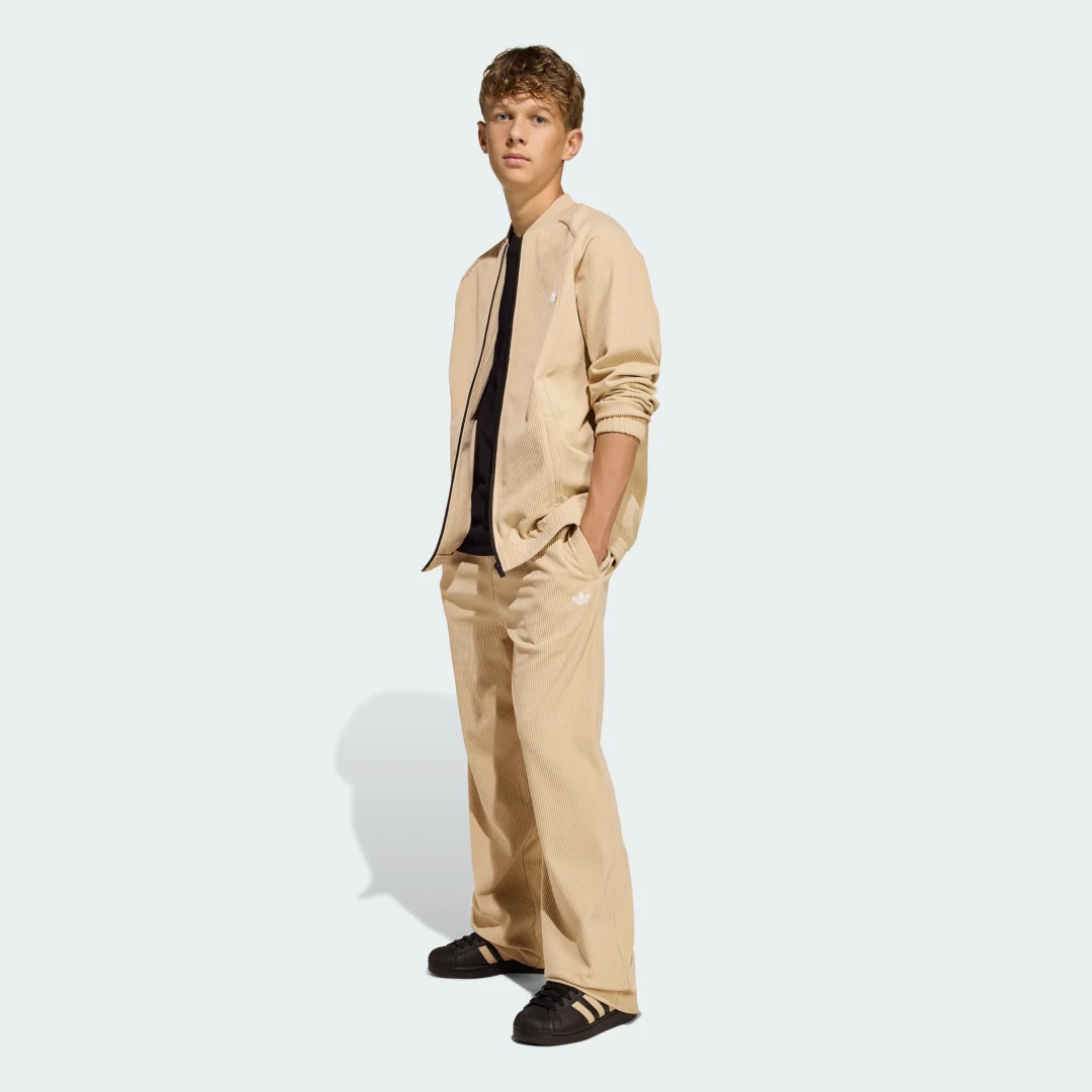Detalle de CHAQUETA DEPORTIVA HOLGADA DE PANA SST de Adidas – beige, casual y cómoda