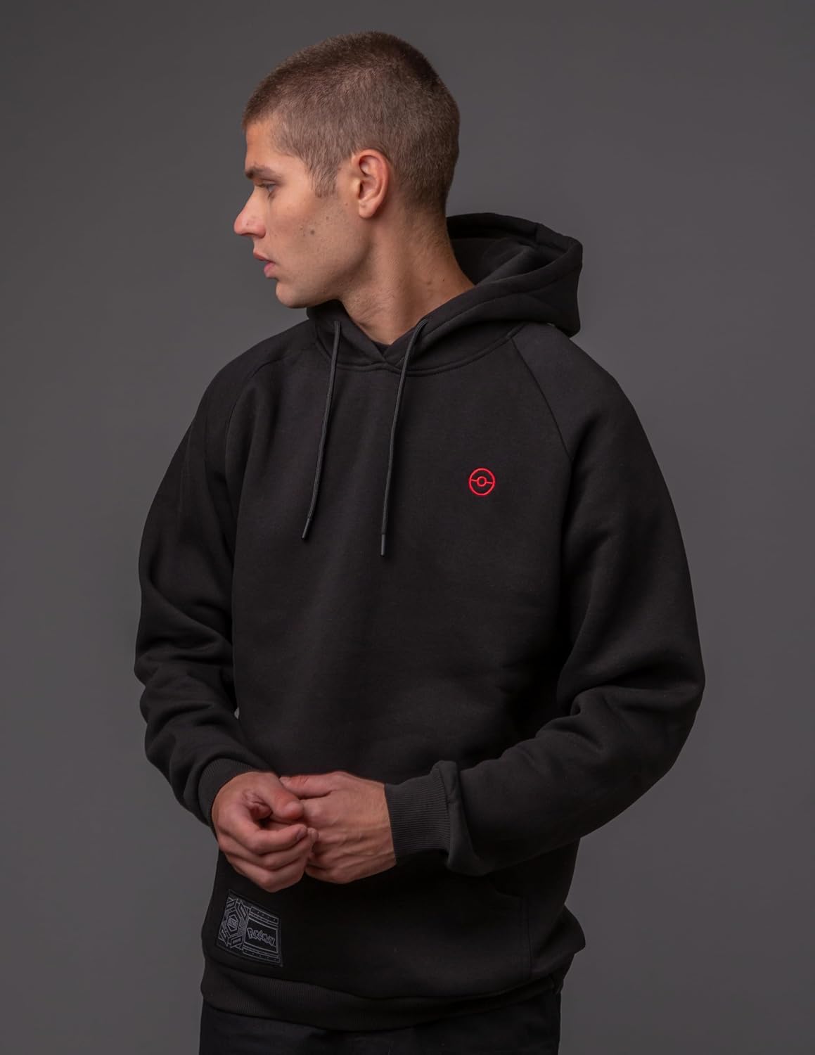 Detalle 2 de Dolly Noire Pokémon Pokédex Hoodie Nero – Unisex, Felpa in Cotone Misto con Ricamo, Collezione Ufficiale