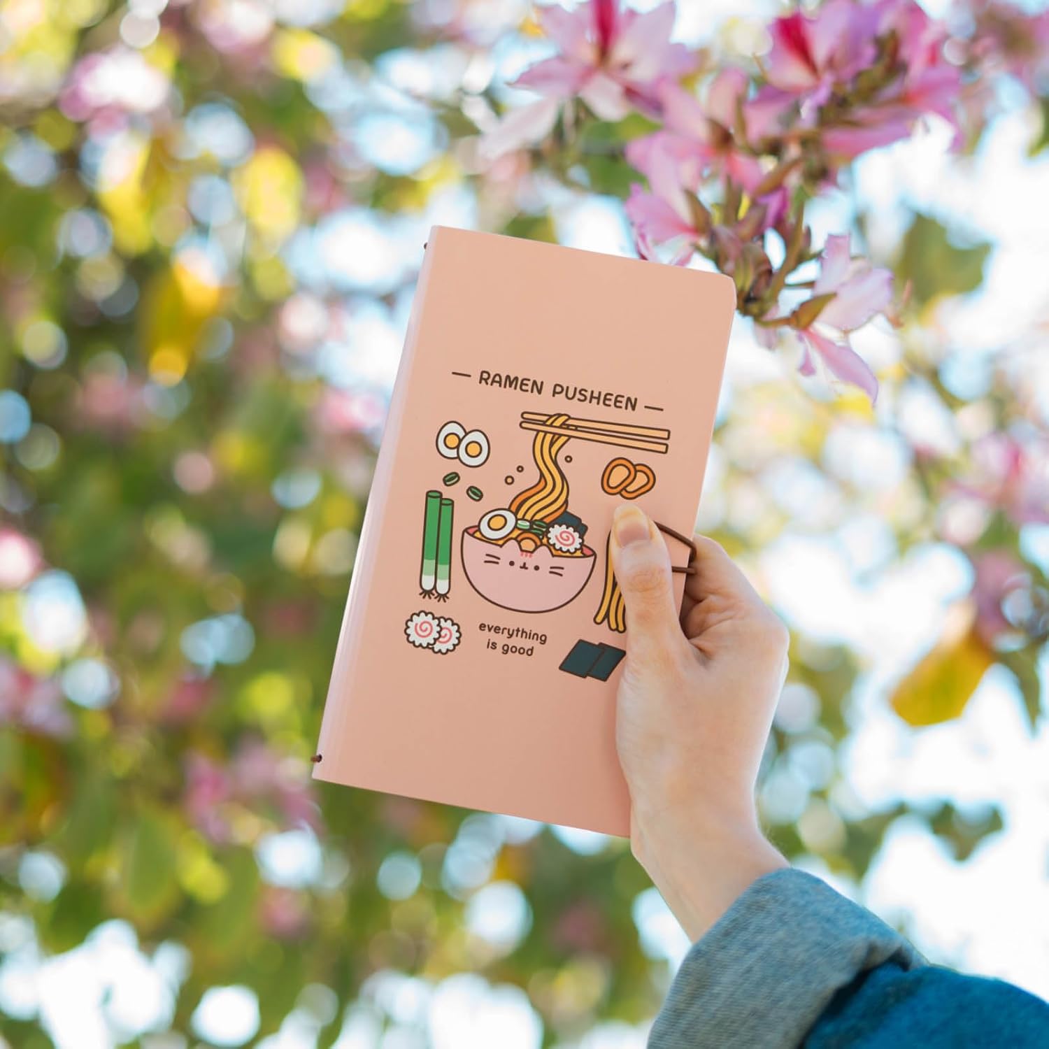 Thumbnail 6 de Grupo Erik - Ensemble Carnet de Voyage Pusheen Sushi Roll: carnet 3 carnets rechargeables pour écrire, dessiner et voyager