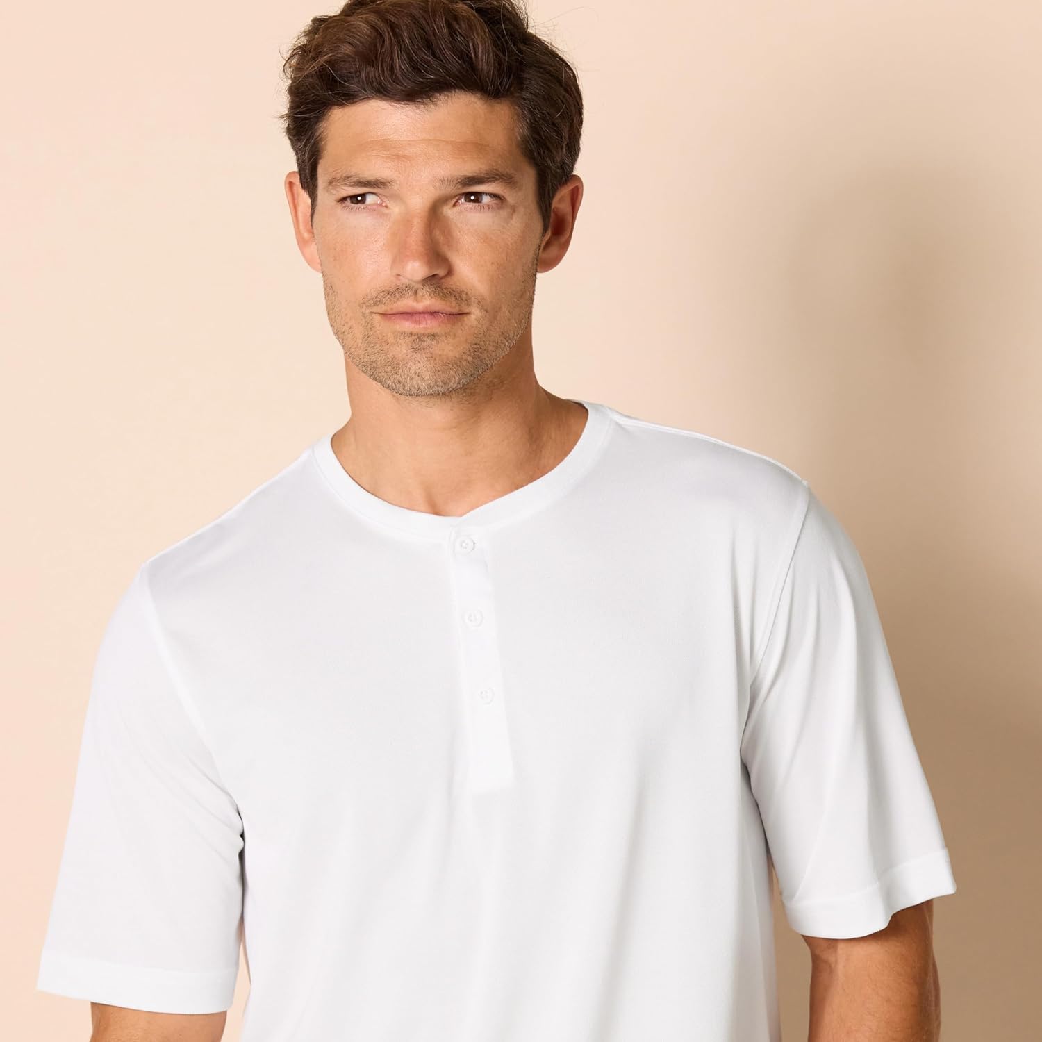 Thumbnail 3 de Amazon Essentials Men’s Regular-Fit Quick-Dry Short-Sleeved Henley T-Shirt