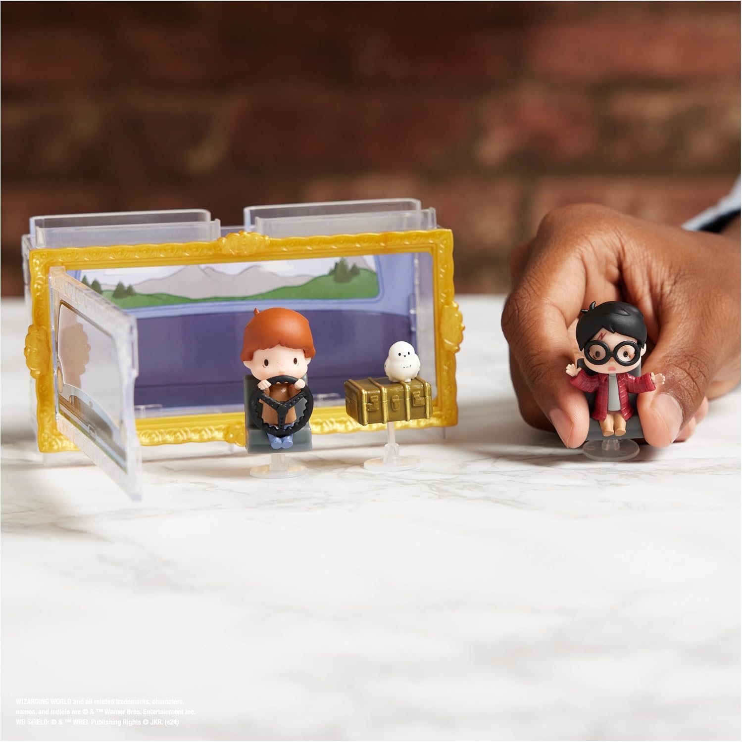 Detalle de Wizarding World Harry Potter Micro Magical Moments Sammelfiguren Multipack „Ford Anglia“ mit Harry, Ron, Hedwig