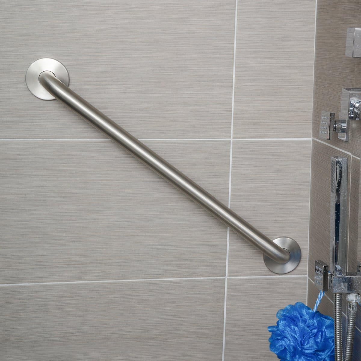 Detalle 2 de Amazon Basics Bathroom Handrail Grab Bar, 0.46 m (46 cm) Stainless Steel
