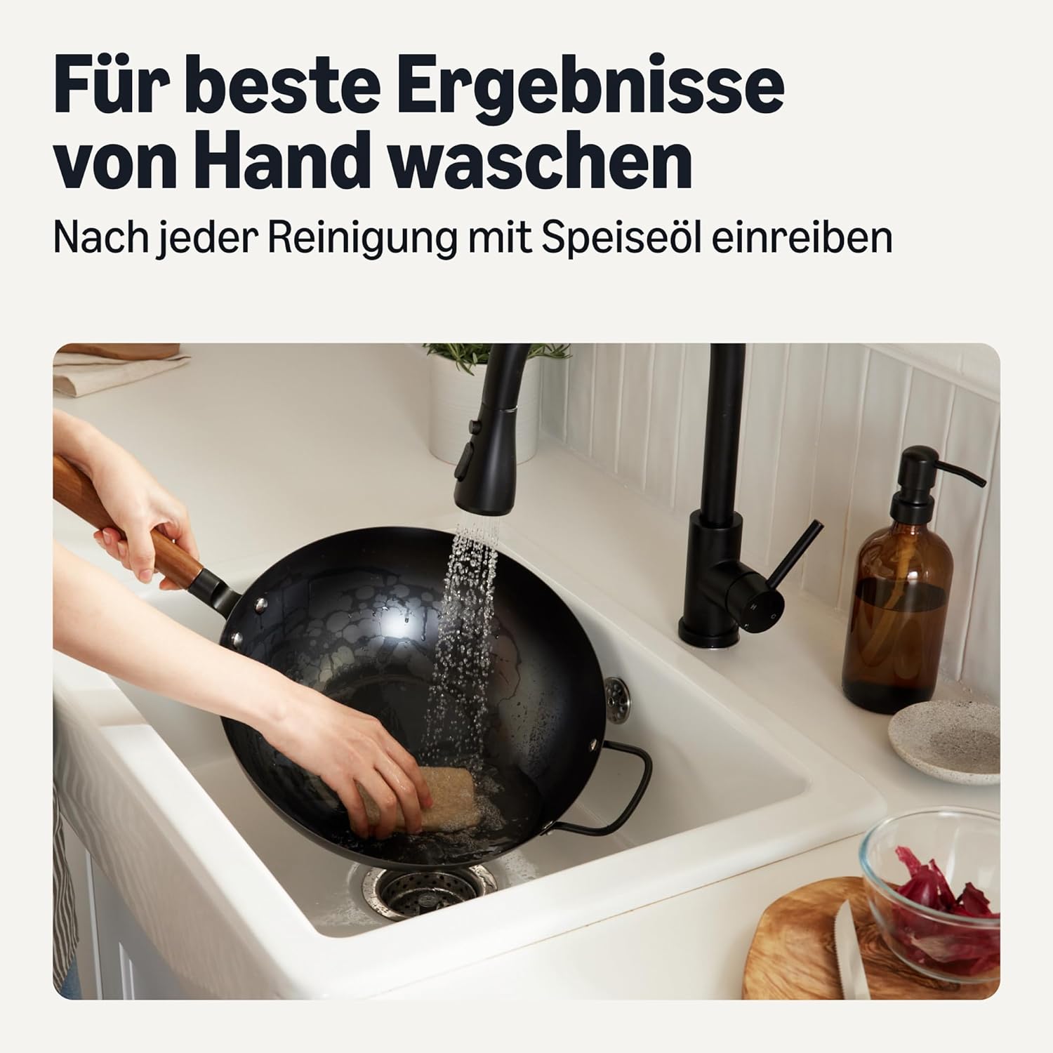 Detalle de Amazon Basics Eingebrannter Wok aus Kohlenstoffstahl mit Akazienholzgriff, 32 cm – für alle Herdarten