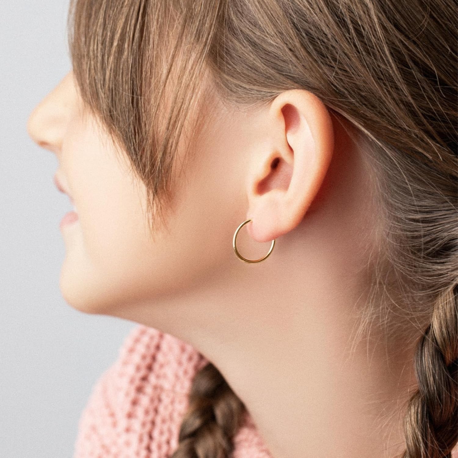 Detalle de Orecchini Cerchio Donna in Oro Giallo 18K 750, Ø15 mm – Creoli leggerissimi in scatola regalo
