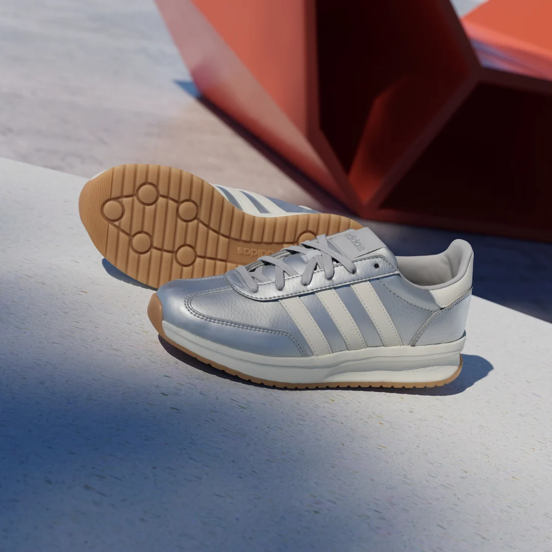 Detalle de Adidas Zapatilla RUN 70S 2.0 Plateado — estampa clásica y confort en tu entrenamiento