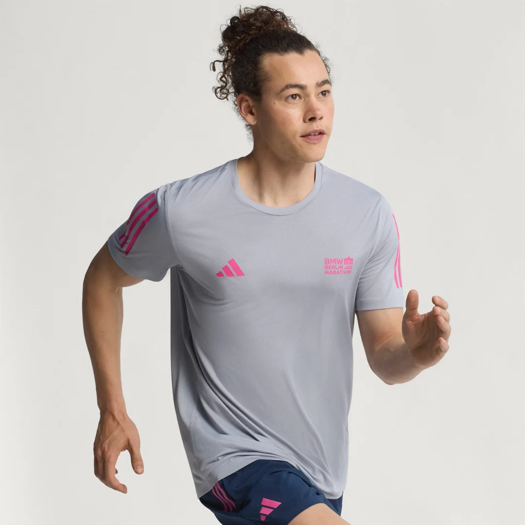 Detalle de Camiseta Adidas BMW Berlin-Marathon 2025 Finisher – Gris