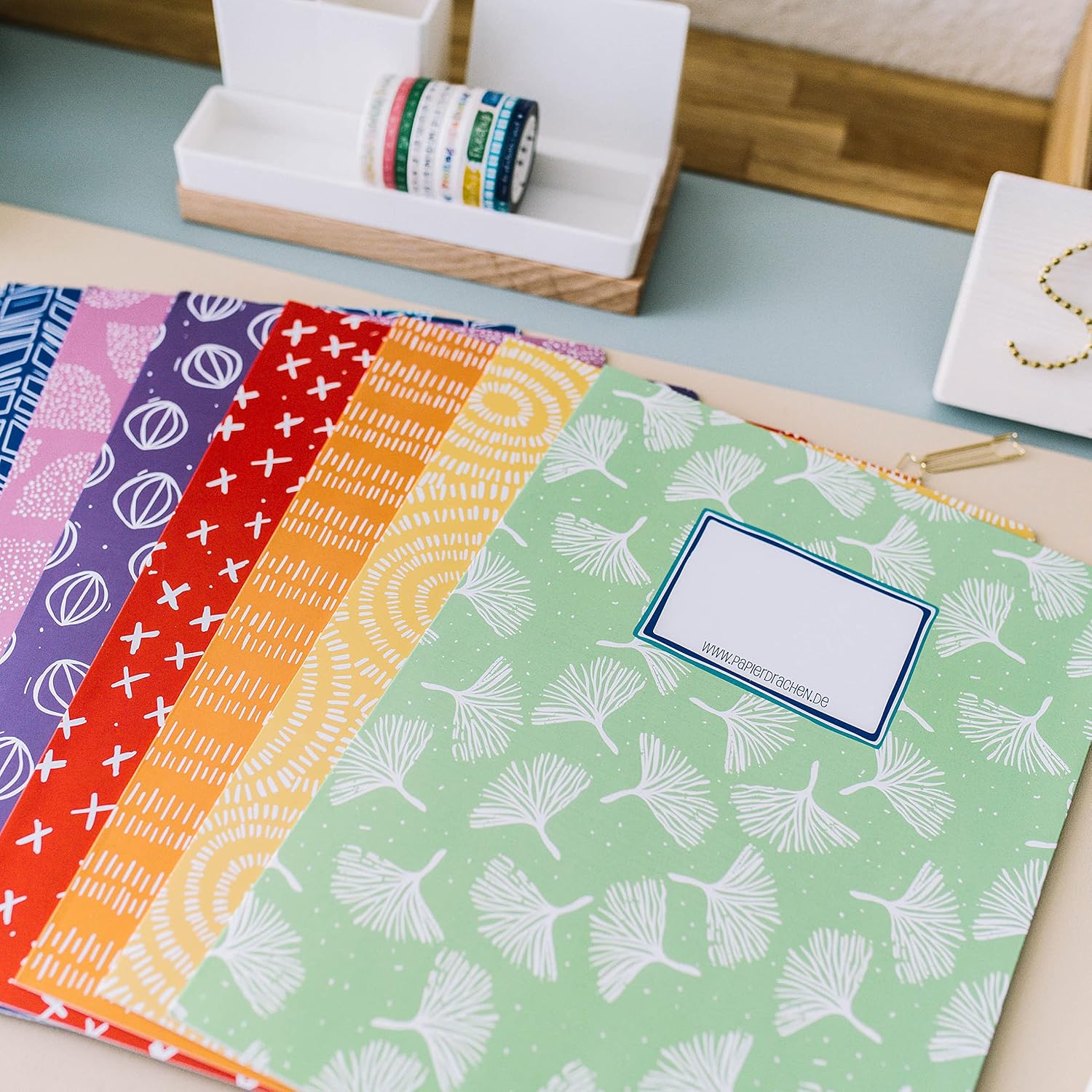 Detalle 2 de Papierdrachen Heftumschläge DIN A4 – 8 Stück Regenbogen-Motiv, 250 g/m²
