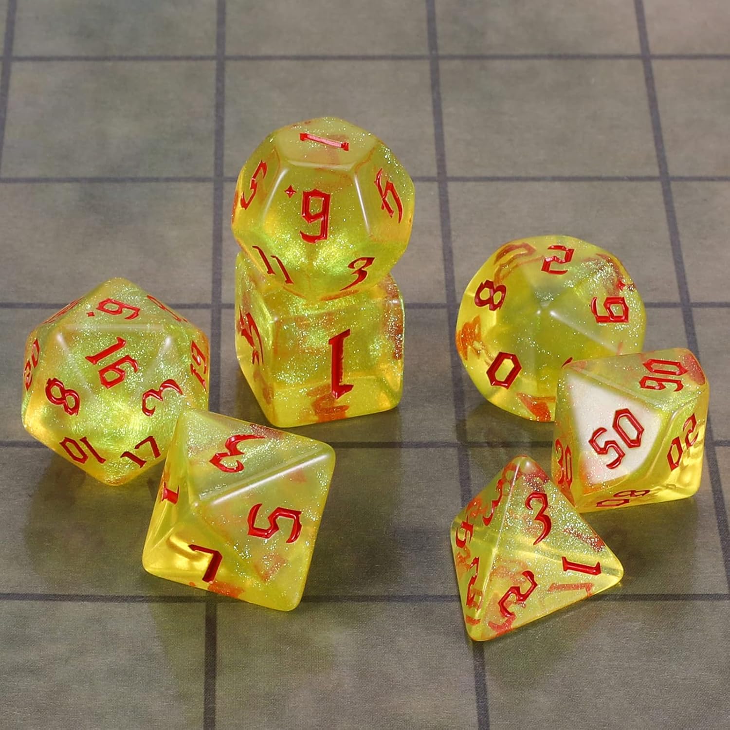 Detalle 2 de Set di dadi poliedrici QMAY DND da 7 pezzi (d20, d12, d10, d8, d6, d4) giallo traslucido con glitter