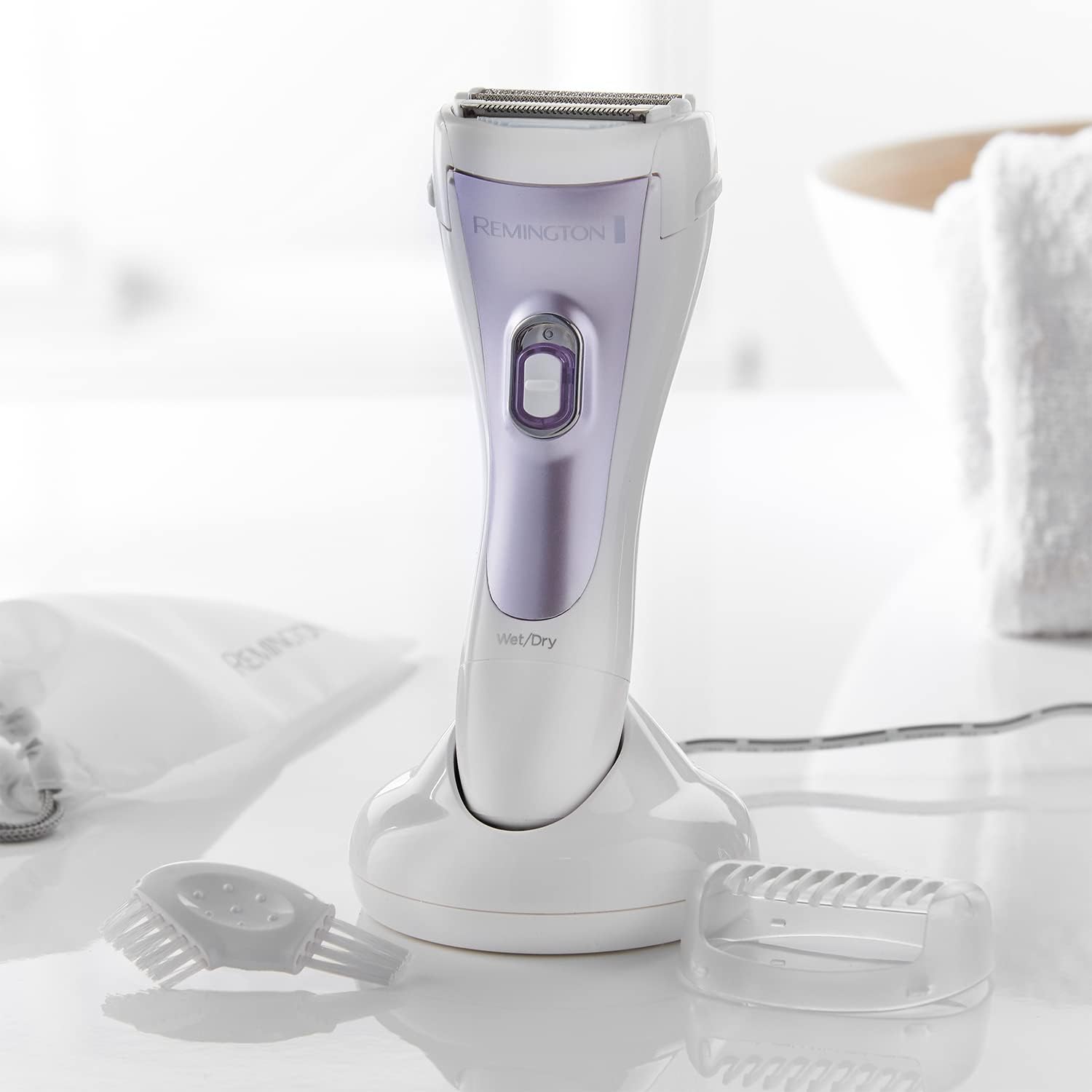 Thumbnail 2 de Remington Cordless Electric Lady Shaver for Women (WDF4840) – Practical, showerproof wet & dry shaver with bikini attachment
