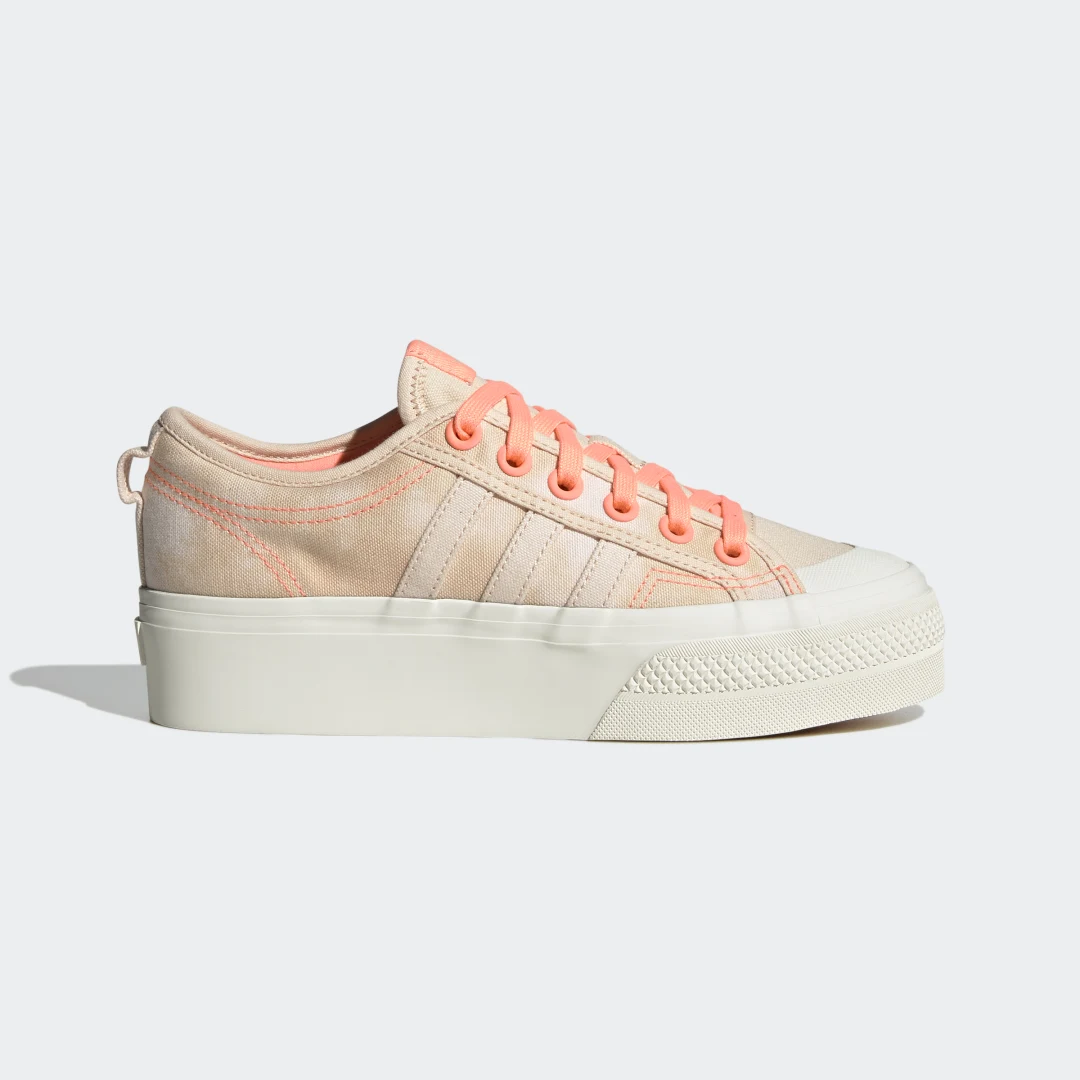 Detalle de Zapatilla Nizza Platform de Adidas: comodidad y estilo en color naranja