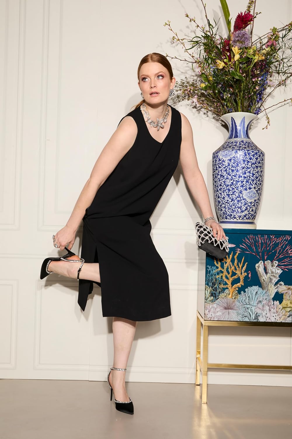 Detalle de Robe midi Ulla Popken en acétate – grandes tailles, coupe évasée et sans manches