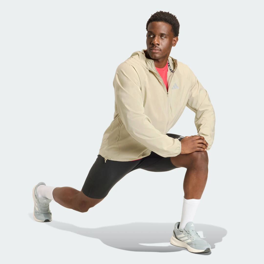 Detalle de Chaqueta de running adi365 Essentials de Adidas – abrigo ligero en marrón para tus salidas