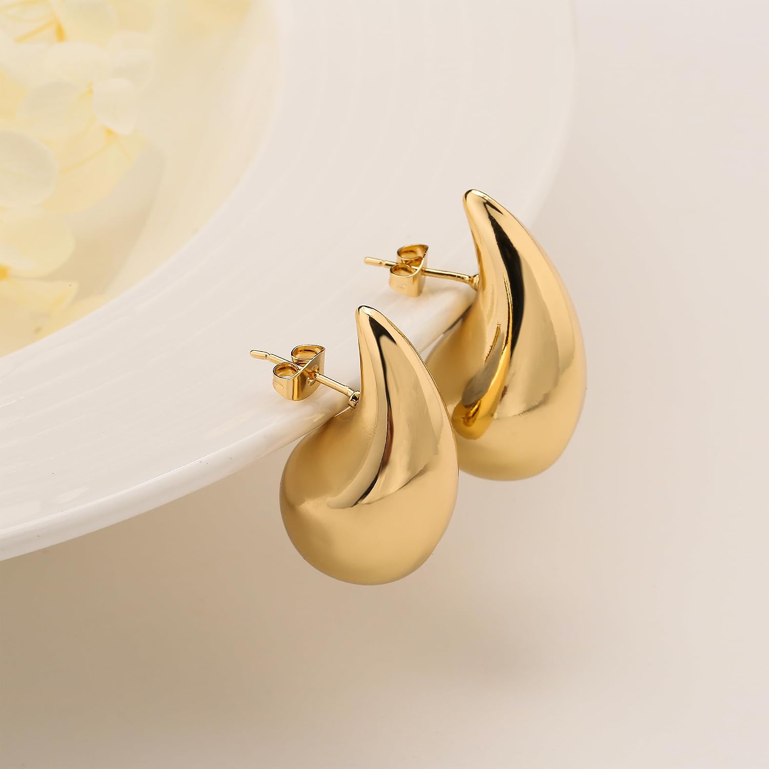 Detalle de Apsvo Hoop Earrings, 14K Gold Plated