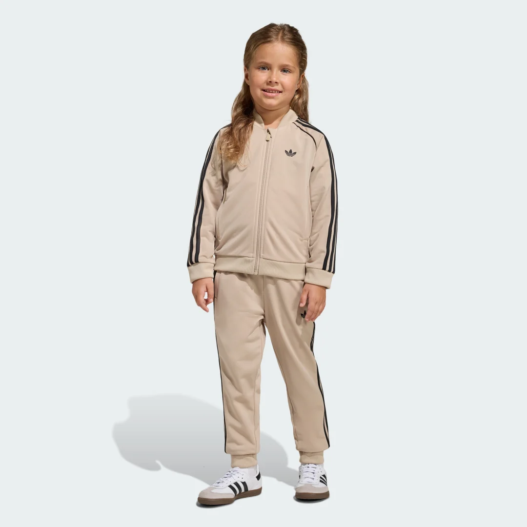 Detalle de CHÁNDAL SST de Adidas: comodidad versátil en color Beige
