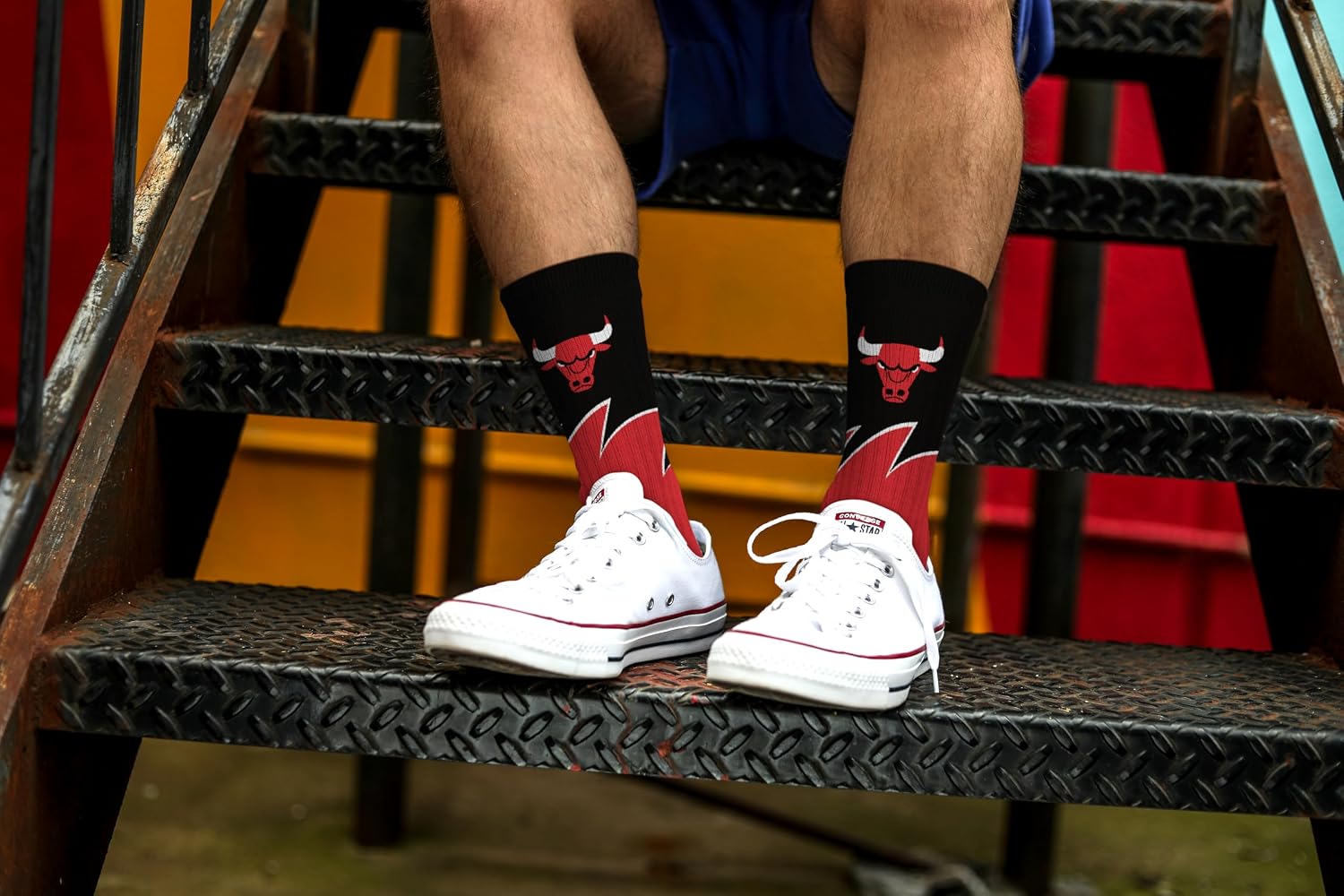 Detalle 2 de For Bare Feet NBA Unisex Black Wave Crew Socks (Chicago Bulls) – Large