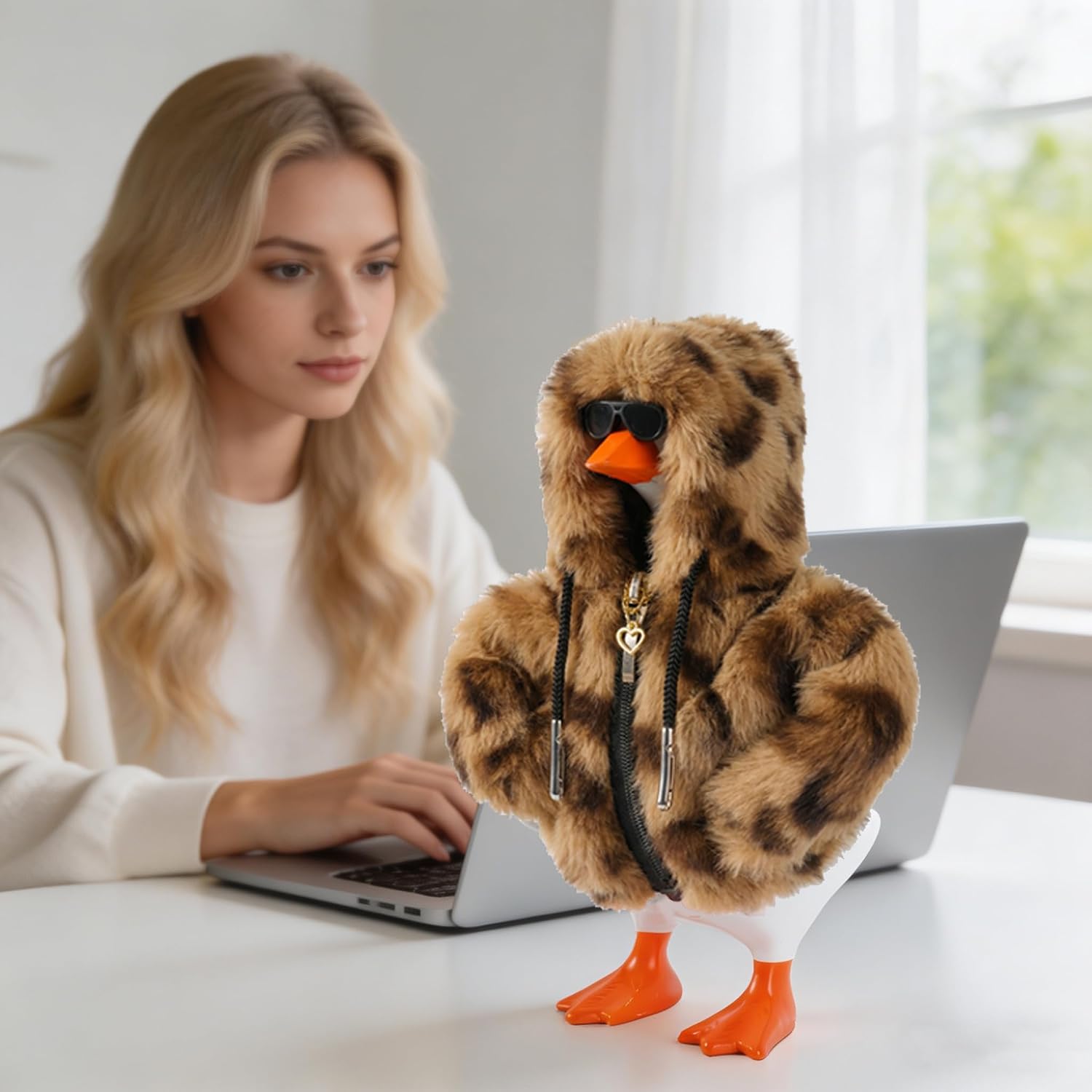 Thumbnail 4 de 7-Inch Desk Goose Outfit Set with Brown Leopard Fleece Hoodie, Sunglasses & Heart Necklace