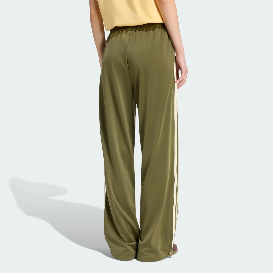 Detalle 2 de Pantalón de chándal Firebird Loose de Adidas — verde, cómodo y versátil
