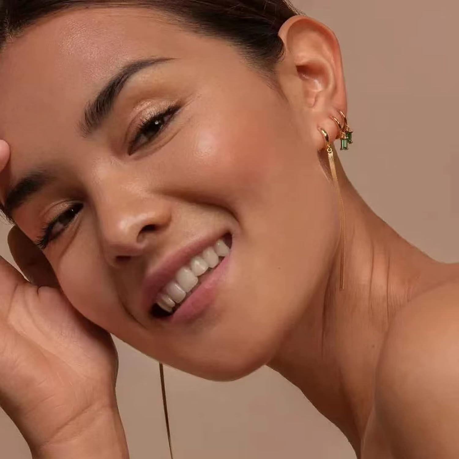 Detalle de Orecchini A Cerchio Con Pendenti in Oro 14K – Donna, Uomo e Bambina, 2 Pezzi