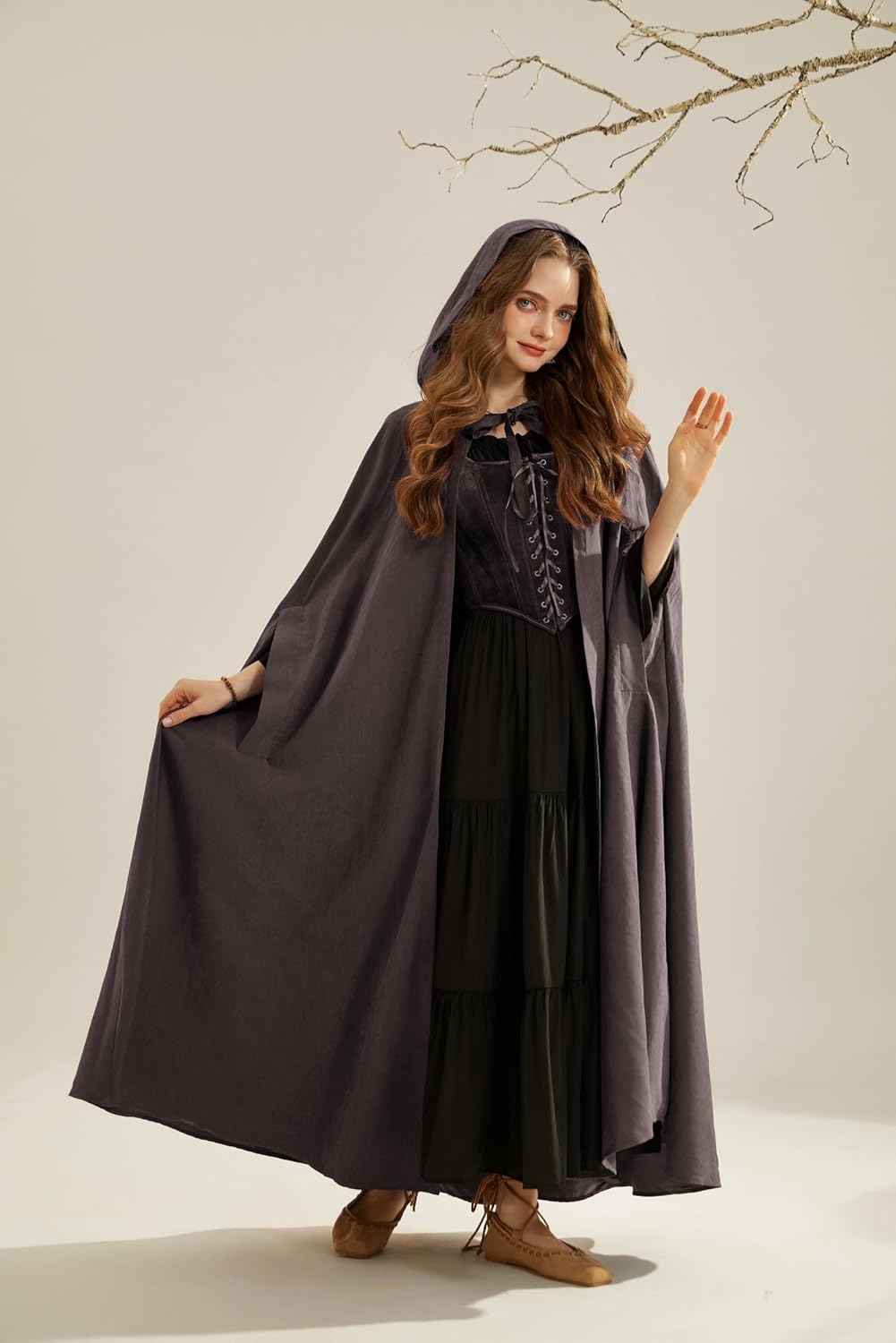 Detalle 2 de SCARLET DARKNESS Scarlet Darkness medieval hooded maxi cloak for women (unisex) – cosplay cape