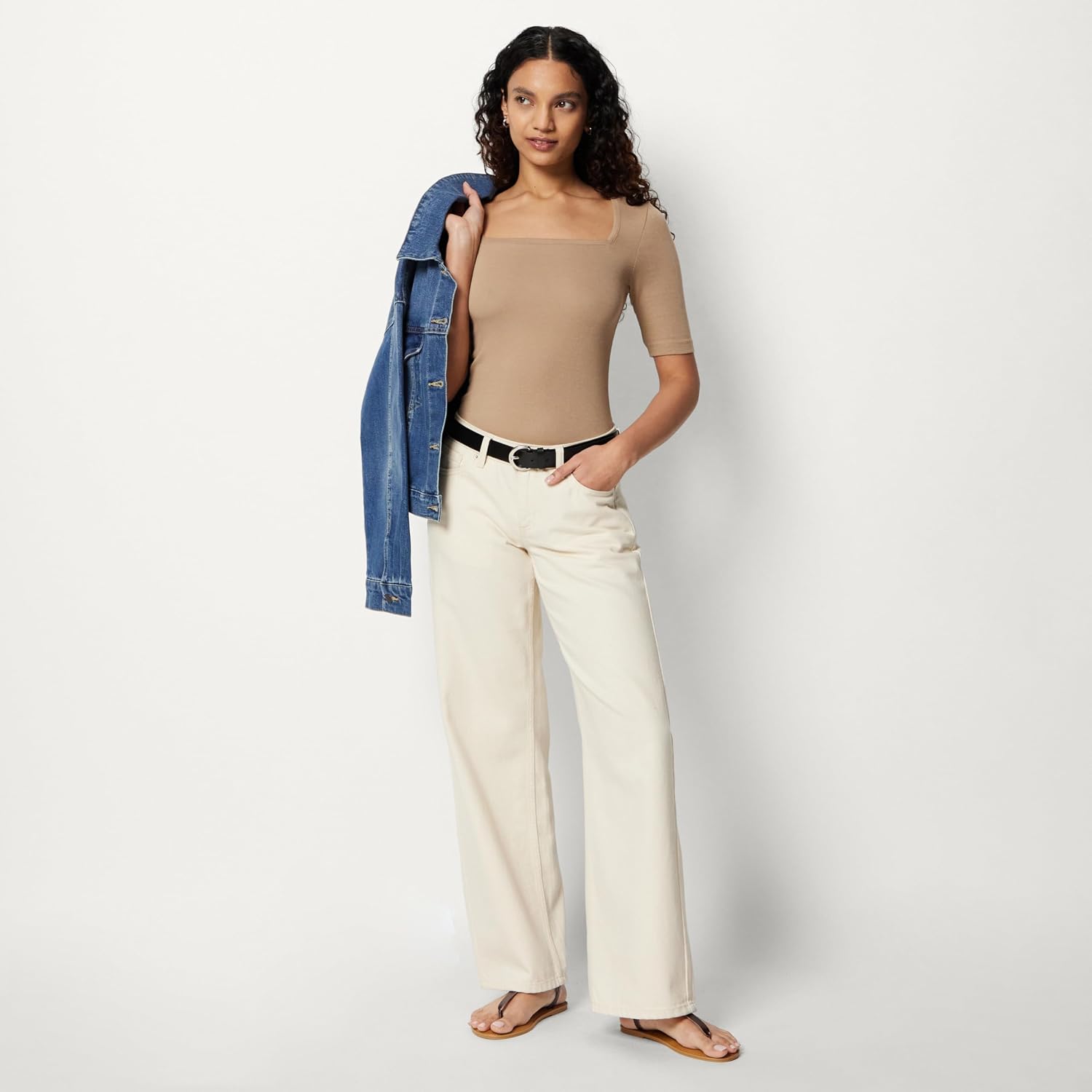 Detalle de Amazon Essentials Damen Halbarm-T-Shirt mit eckigem Ausschnitt in schmaler Passform