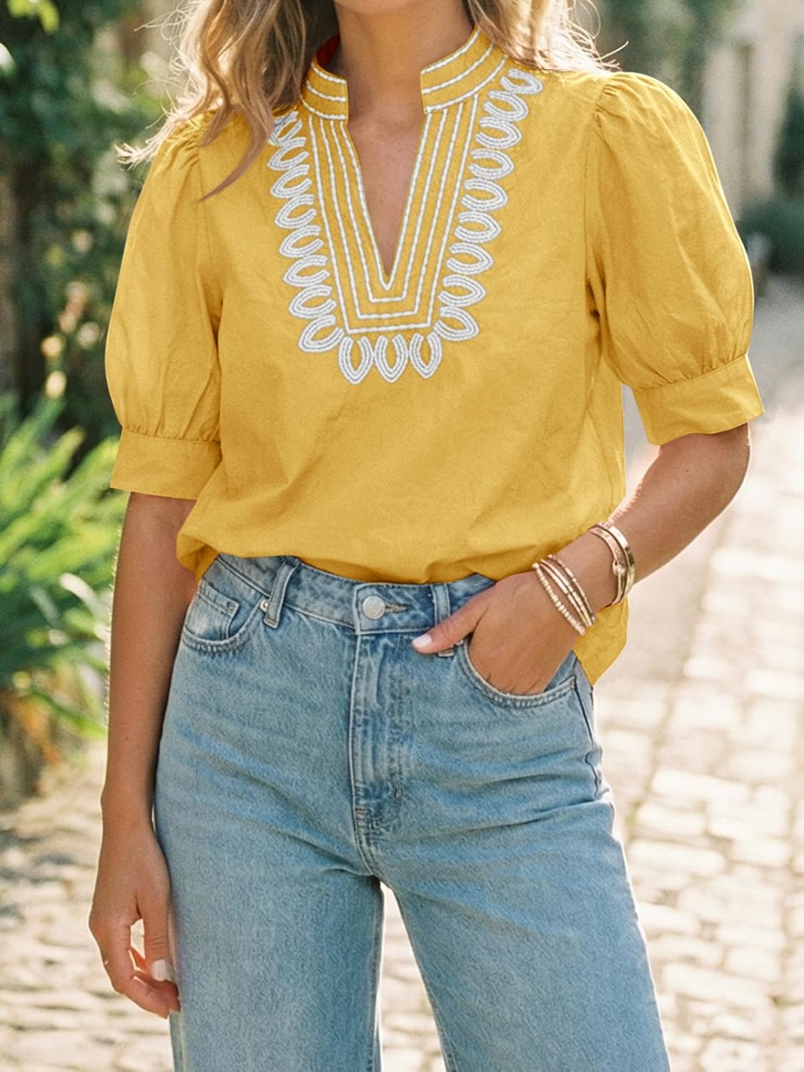 Thumbnail 3 de Cicy Bell Women's Puff Short Sleeve Blouse with Embroidered V-Neck