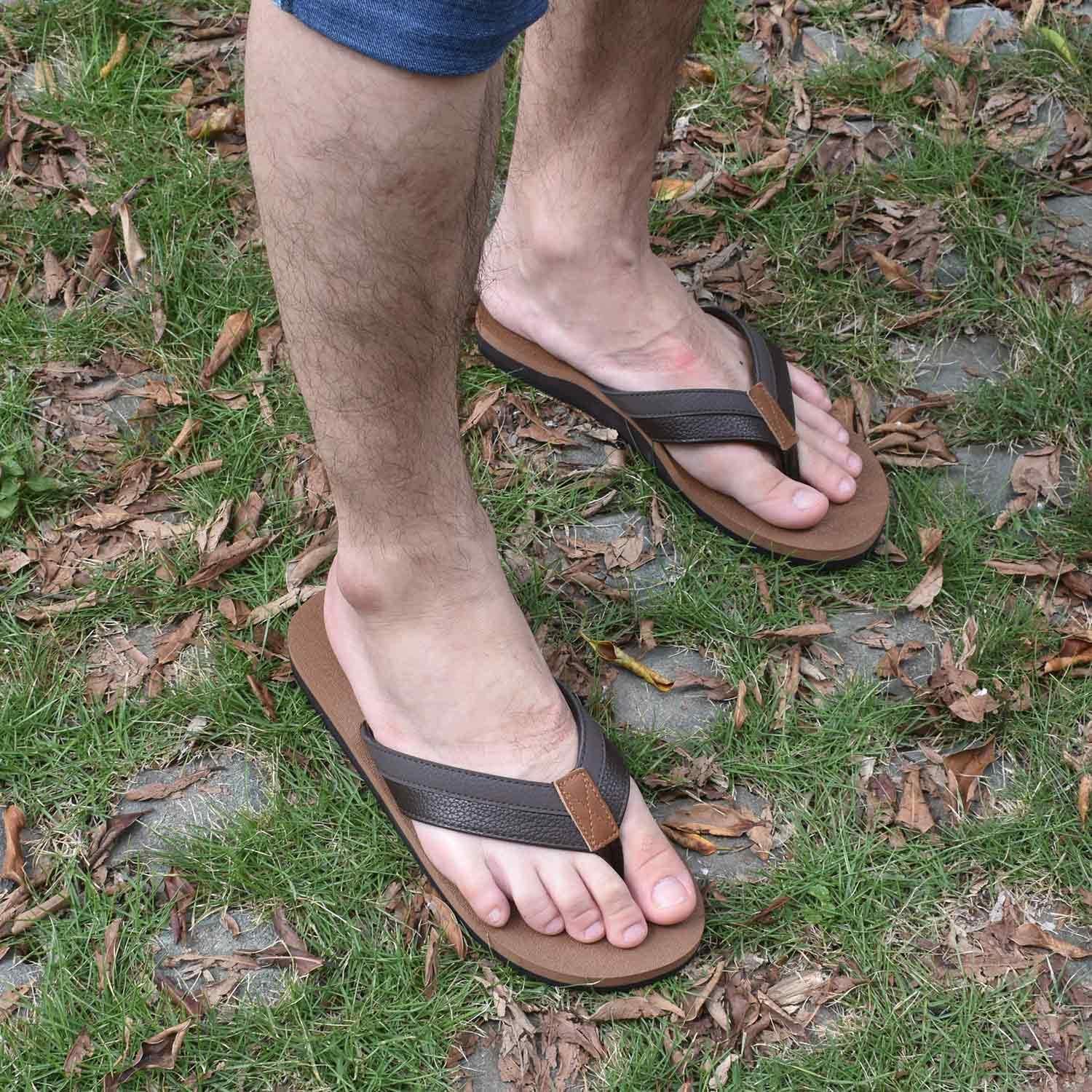 Detalle de KuaiLu men’s leather flip flops with arch support, cushioned yoga foam and non-slip wide fit
