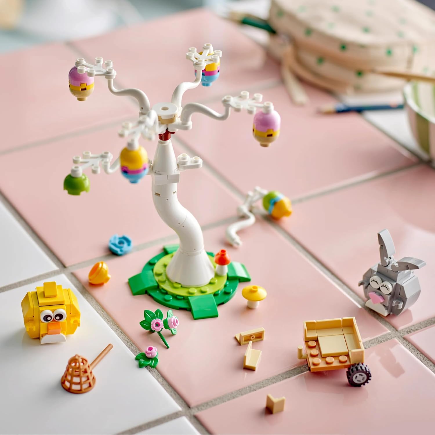 Thumbnail 1 de LEGO Le Lapin de Pâques et la Chasse aux Œufs (40808) – Kit créatif sur le thème de Pâques