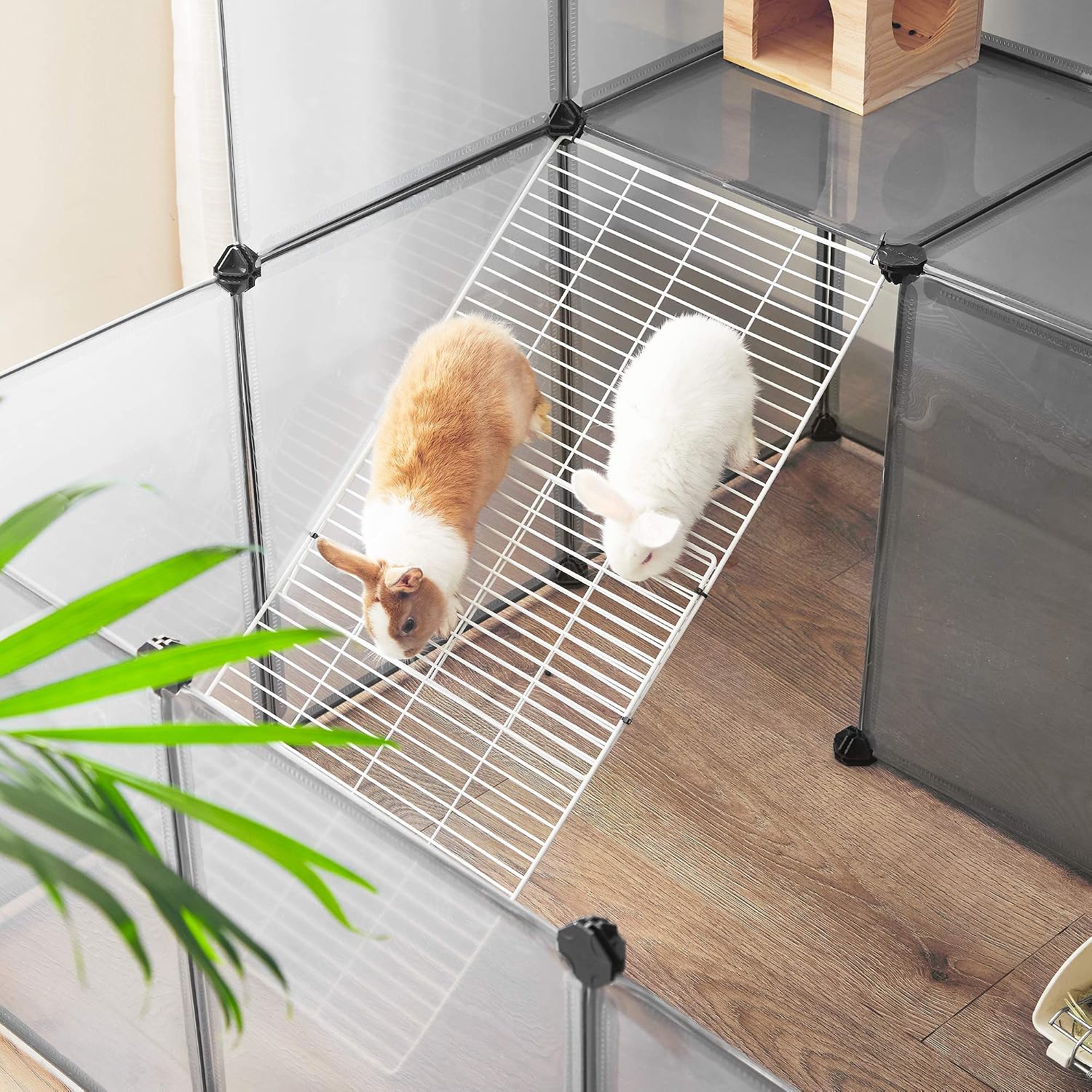 Detalle de SONGMICS Freigehege für Kaninchen – Modulares Laufgehege mit Balkon, Treppe und Terrasse (143 × 108 × 93 cm)