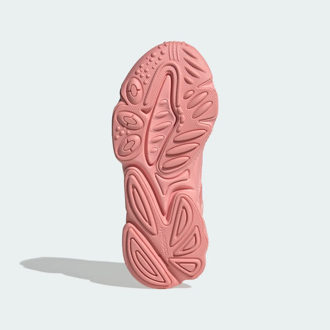 Detalle de Zapatilla OZWEEGO de Adidas: estilo cómodo para el día a día en Rosa