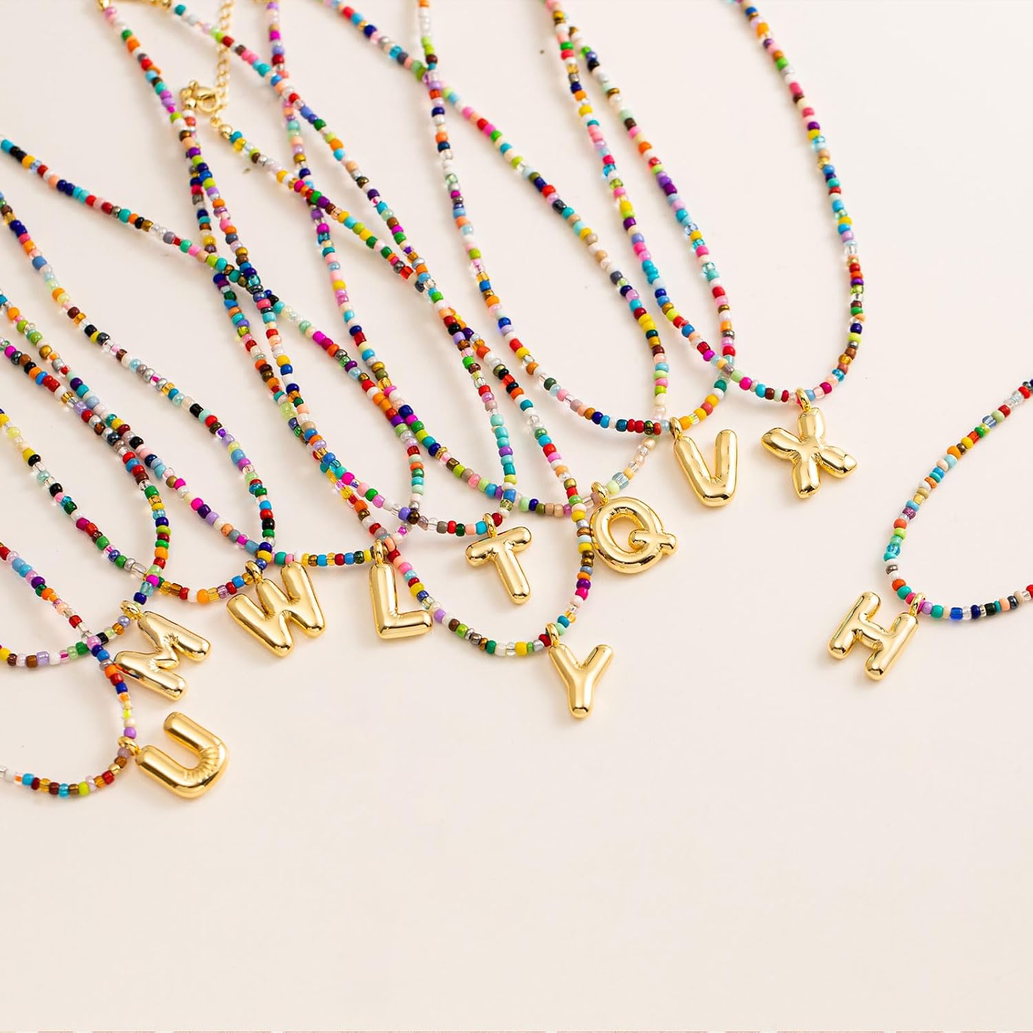 Detalle de HANLI Colourful Initial Necklaces for Girls & Women – Gold Bubble Pendant Beaded Boho Choker