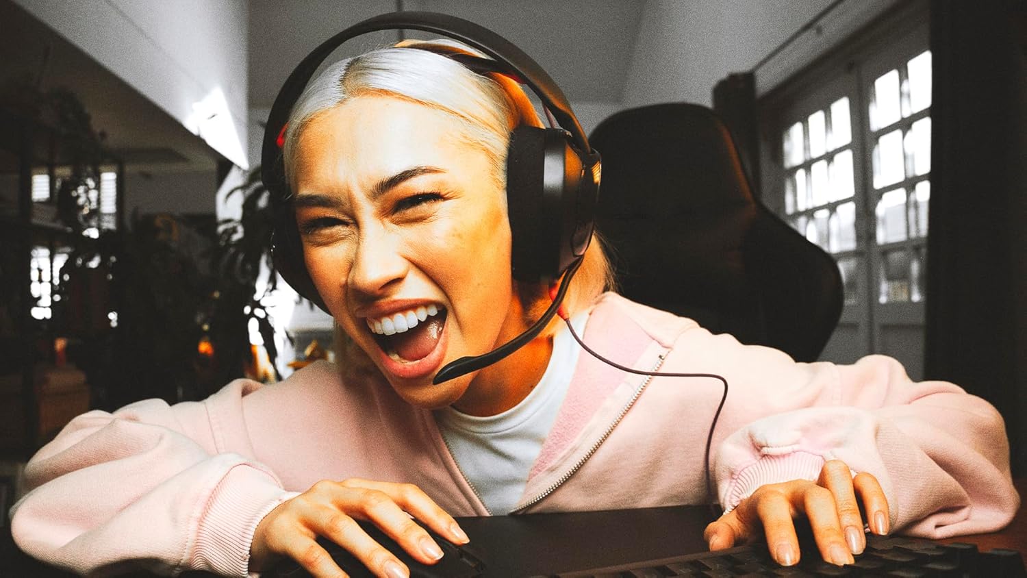 Detalle 2 de JBL Quantum 250 kabelgebundene Over-Ear-Gaming-Kopfhörer mit Mikrofon, Spatial Sound (weiß)