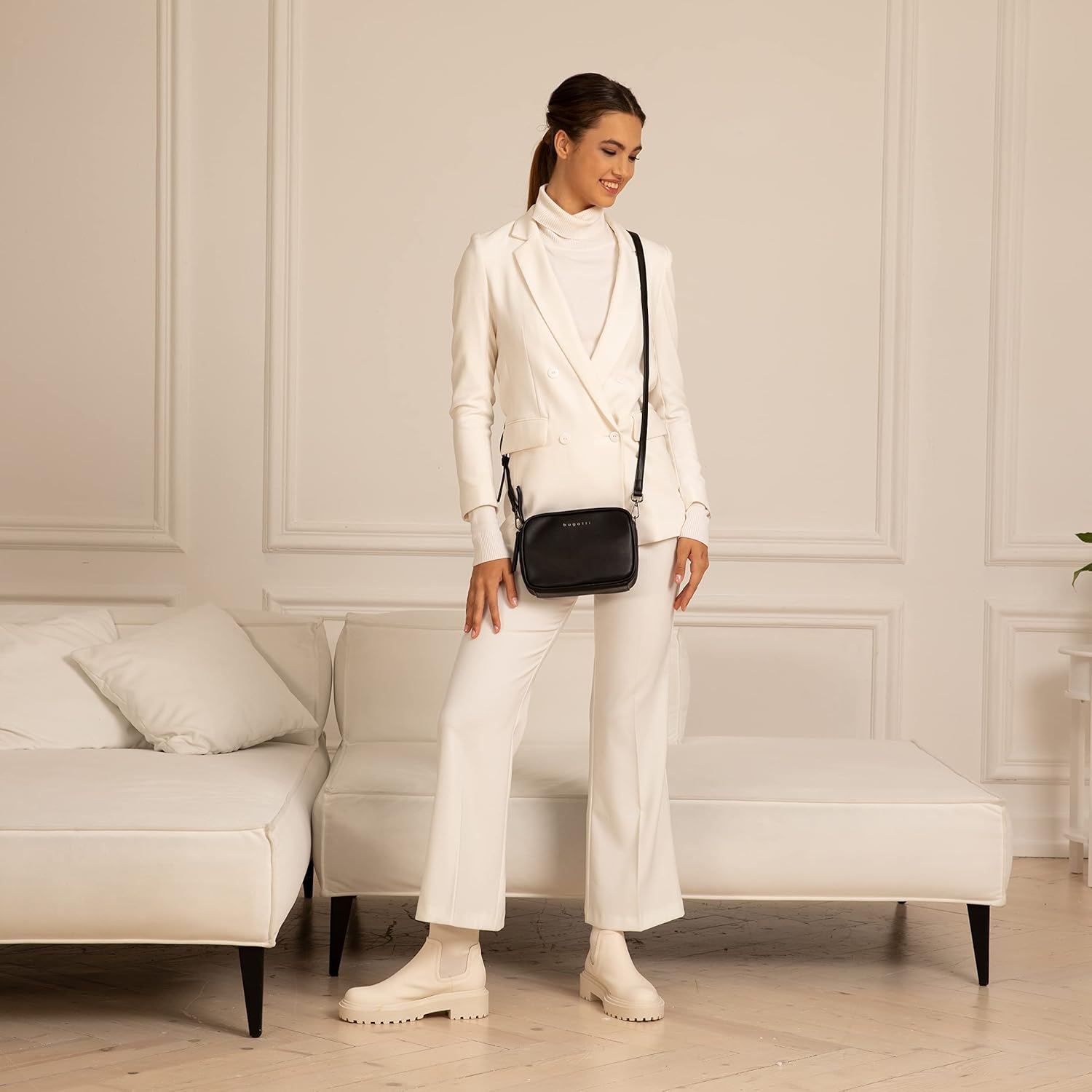 Thumbnail 1 de bugatti Almata kleine Schultertasche Damen – Umhängetasche aus Kunstleder mit verstellbarem Schulterriemen