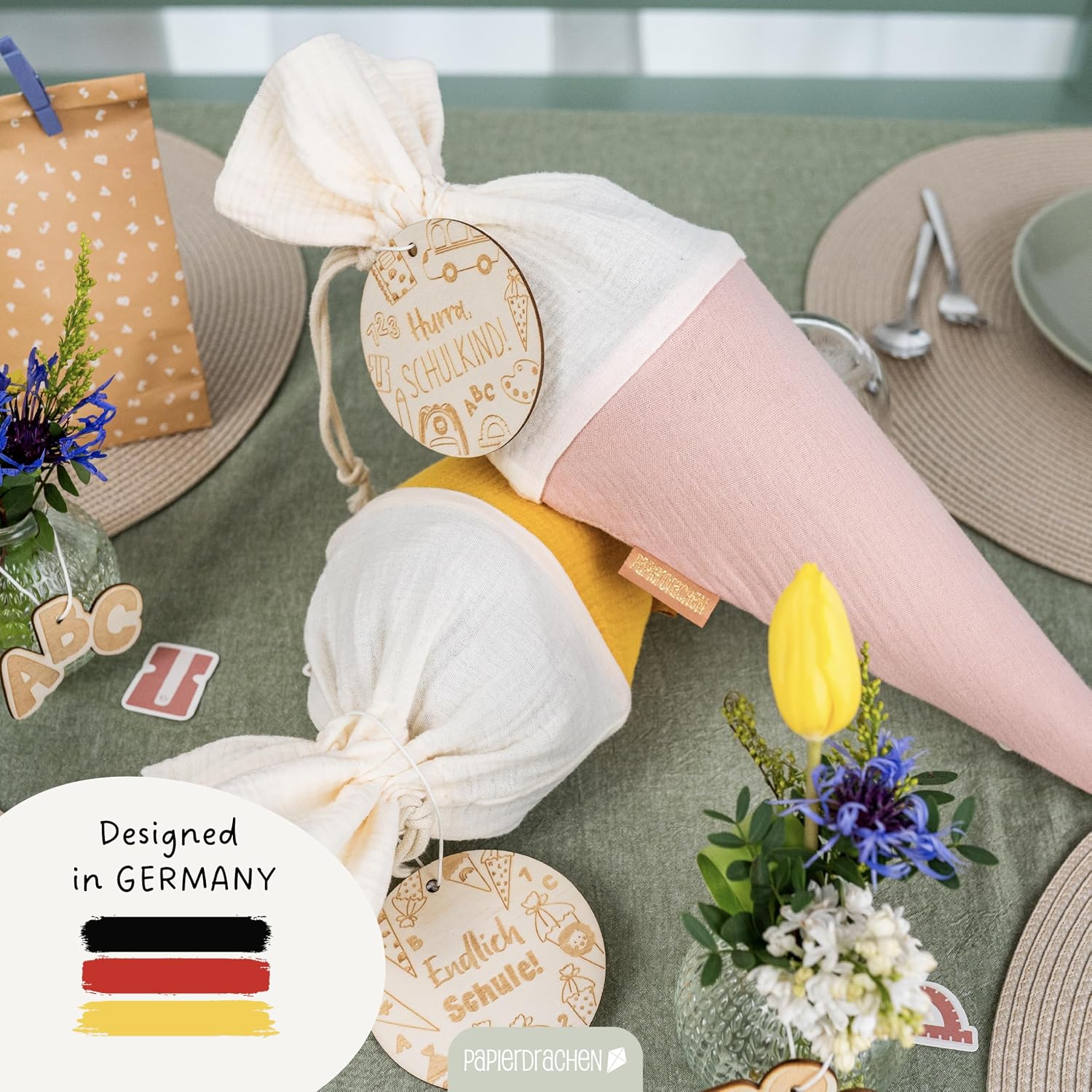 Detalle 2 de Papierdrachen - 2 Musselin-Schultüten Gelb & Rosa inkl. Namensschilder und Holzanhänger