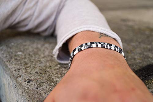 Detalle de Made by Nami Surfer Beach Bracelet Set – 2x Braided Boho Summer Bracelets (Black & White) – Handmade, Waterproof & Adjustable