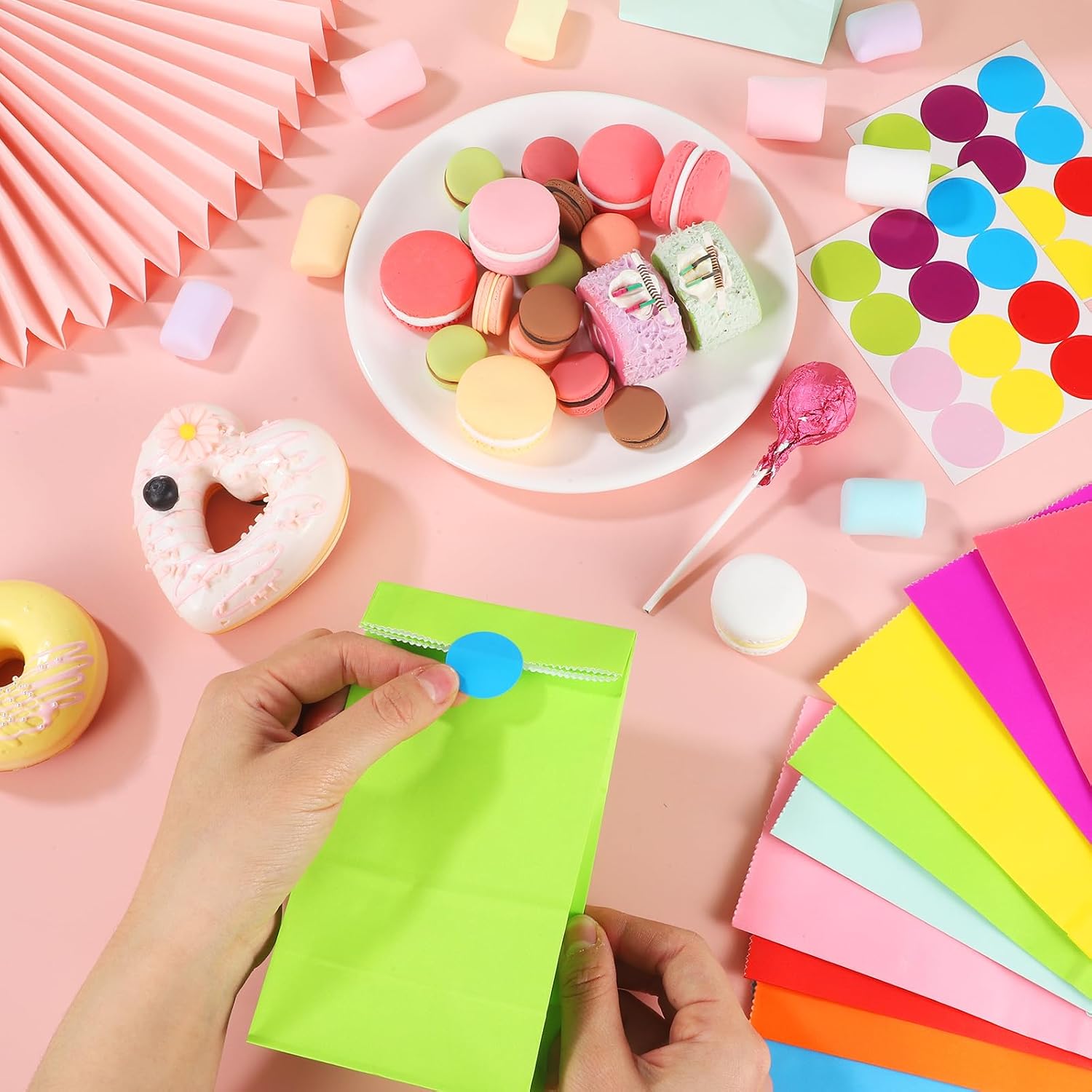 Thumbnail 3 de XREE 100 bunte Papiertüten (18 x 9 x 6 cm) inkl. 108 Aufklebern – kleine Geschenktüten für Kindergeburtstag & Co.