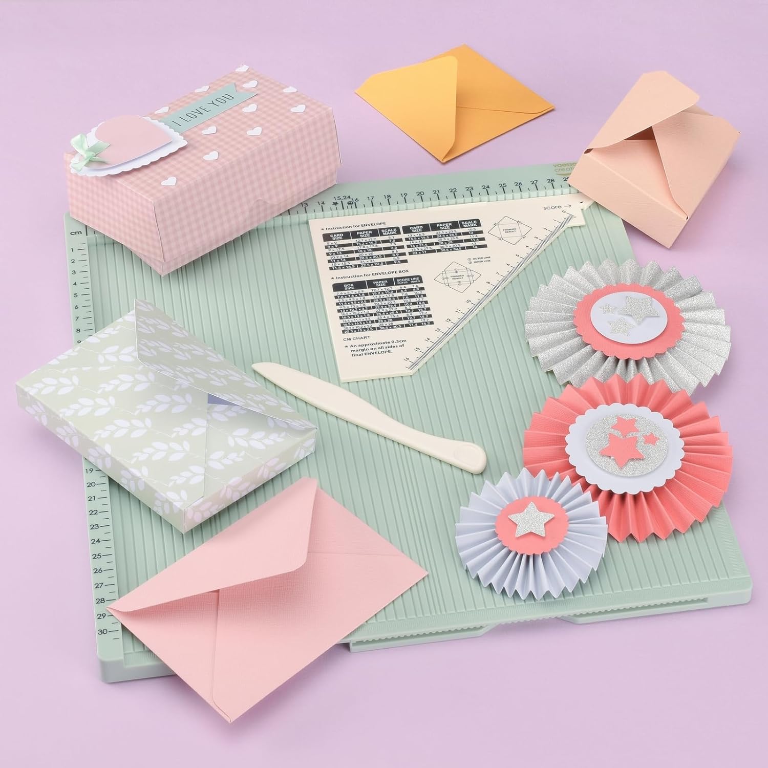 Detalle de Vaessen Creative Plaque de Rainurage Score Easy 30,5 x 30,5 cm + Arrondisseur d’Angle 3-en-1 – Kit Scrapbooking