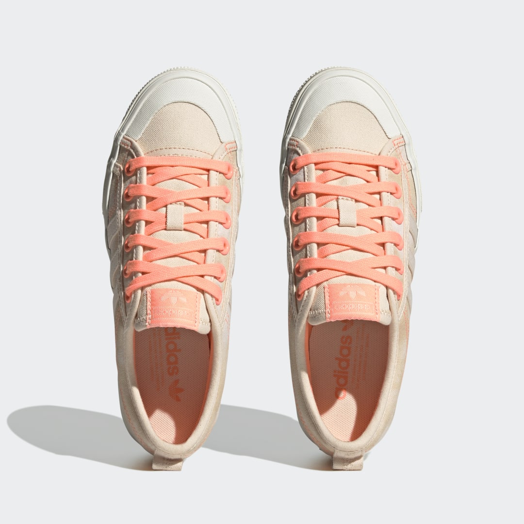 Detalle de Zapatilla Nizza Platform de Adidas: comodidad y estilo en color naranja