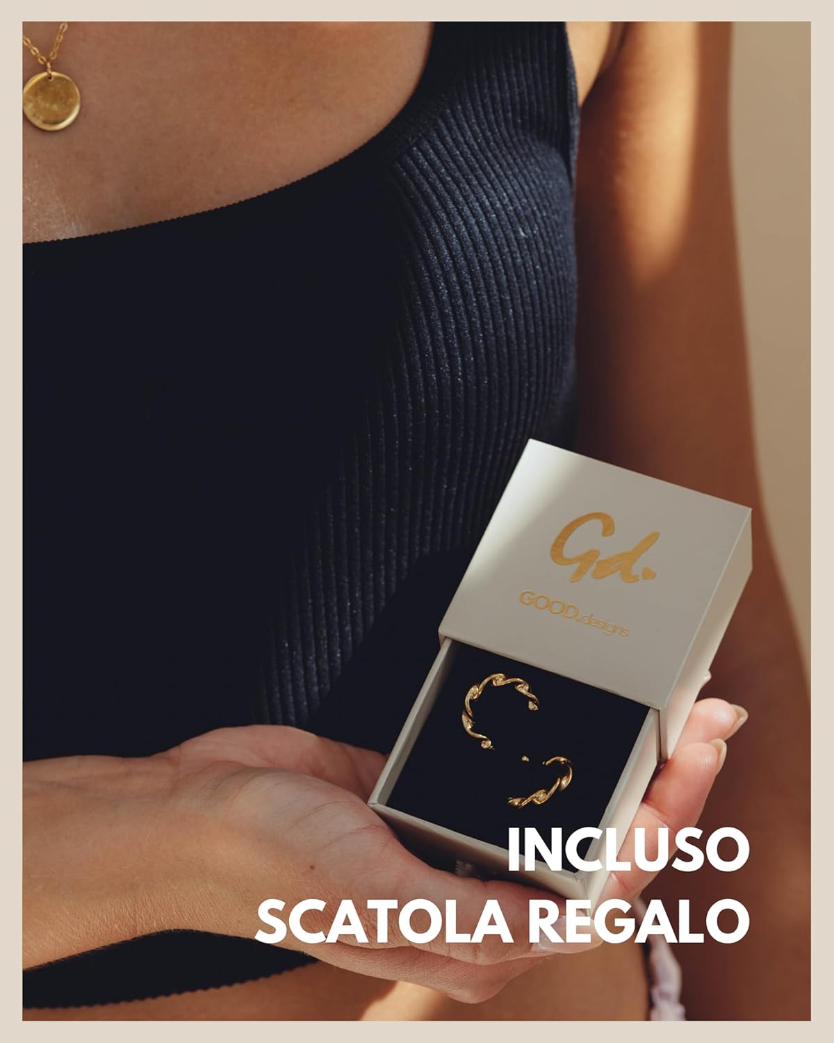 Detalle 2 de Creoli d'oro ritorti per donna in acciaio inox con rivestimento in oro 18K – diametro 28 mm (anche 20 mm)