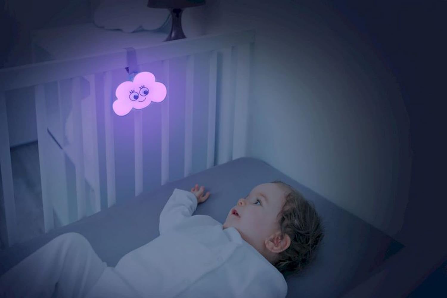 Detalle 2 de Badabulle Veilleuse Bébé Musicale & Lumineuse Nuage Ultra Nomade — Lumière douce, 15 berceuses et arrêt automatique