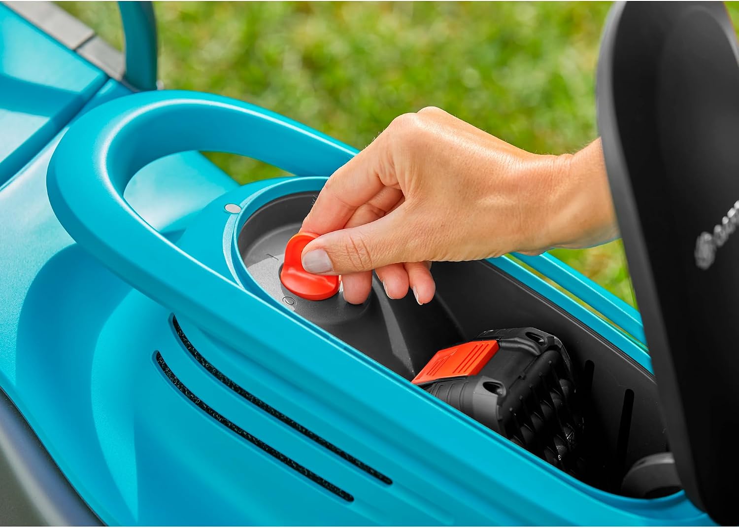 Detalle de GARDENA Akku-Rasenmäher PowerMax 32/18V P4A Ready-to-Use-Set (14632-20) für bis 200 m²