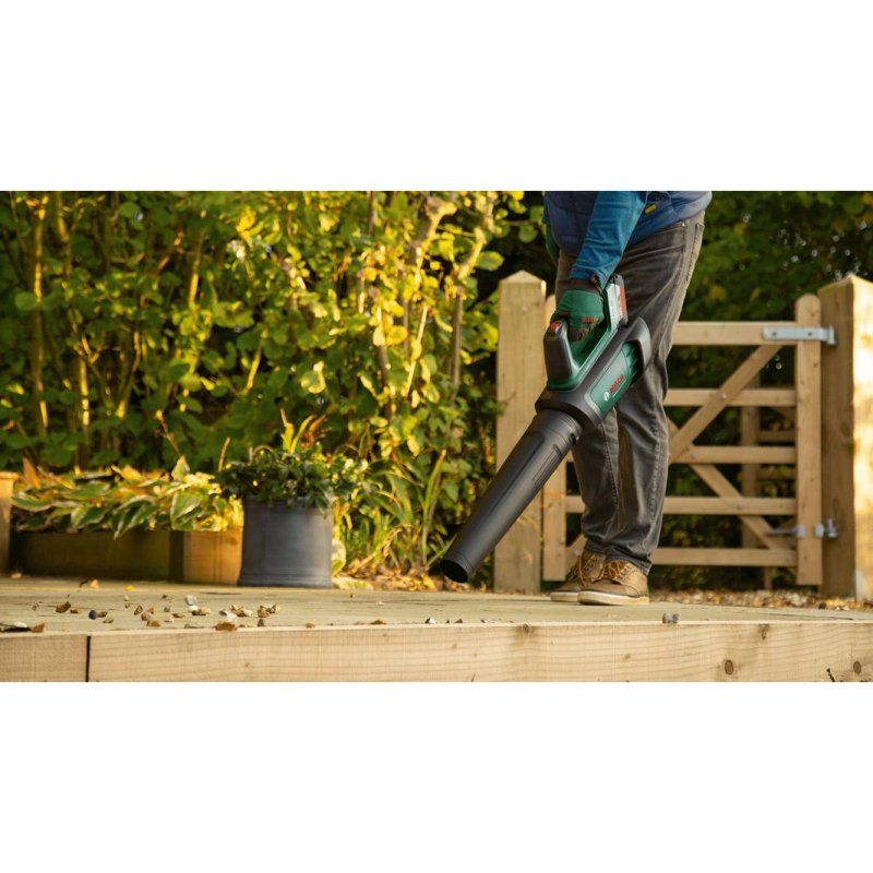 Detalle de Bosch AdvancedLeafBlower 36V-750: soplador inalámbrico con batería de 2 Ah para jardines prácticos