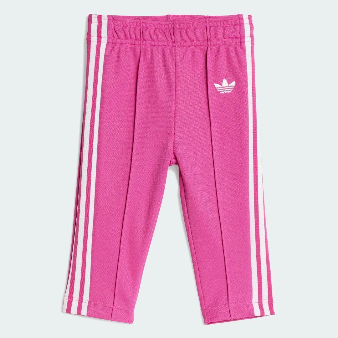 Detalle de Chándal Classic Kids de Adidas: rosa, cómodo y práctico para peques