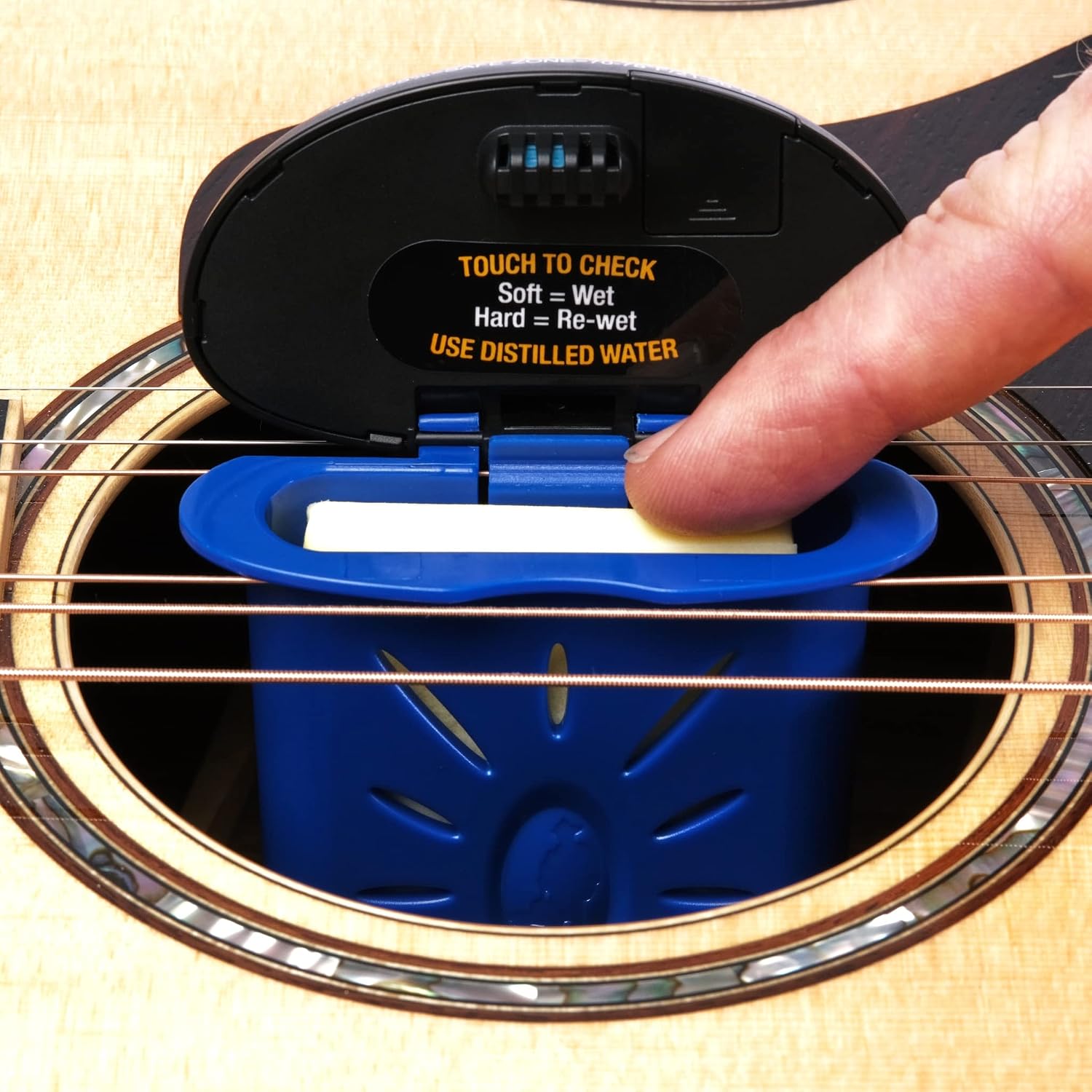 Detalle 1 de MusicNomad Humitar ONE – nawilżacz do gitary akustycznej z higrometrem LCD