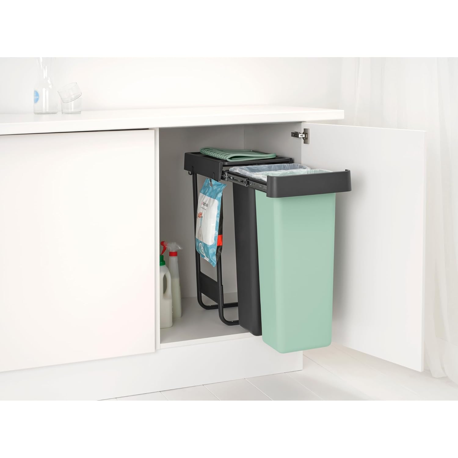 Detalle de Brabantia Sort & Go Pull Out Bin: 2 x 30L Under-Sink Recycling Unit