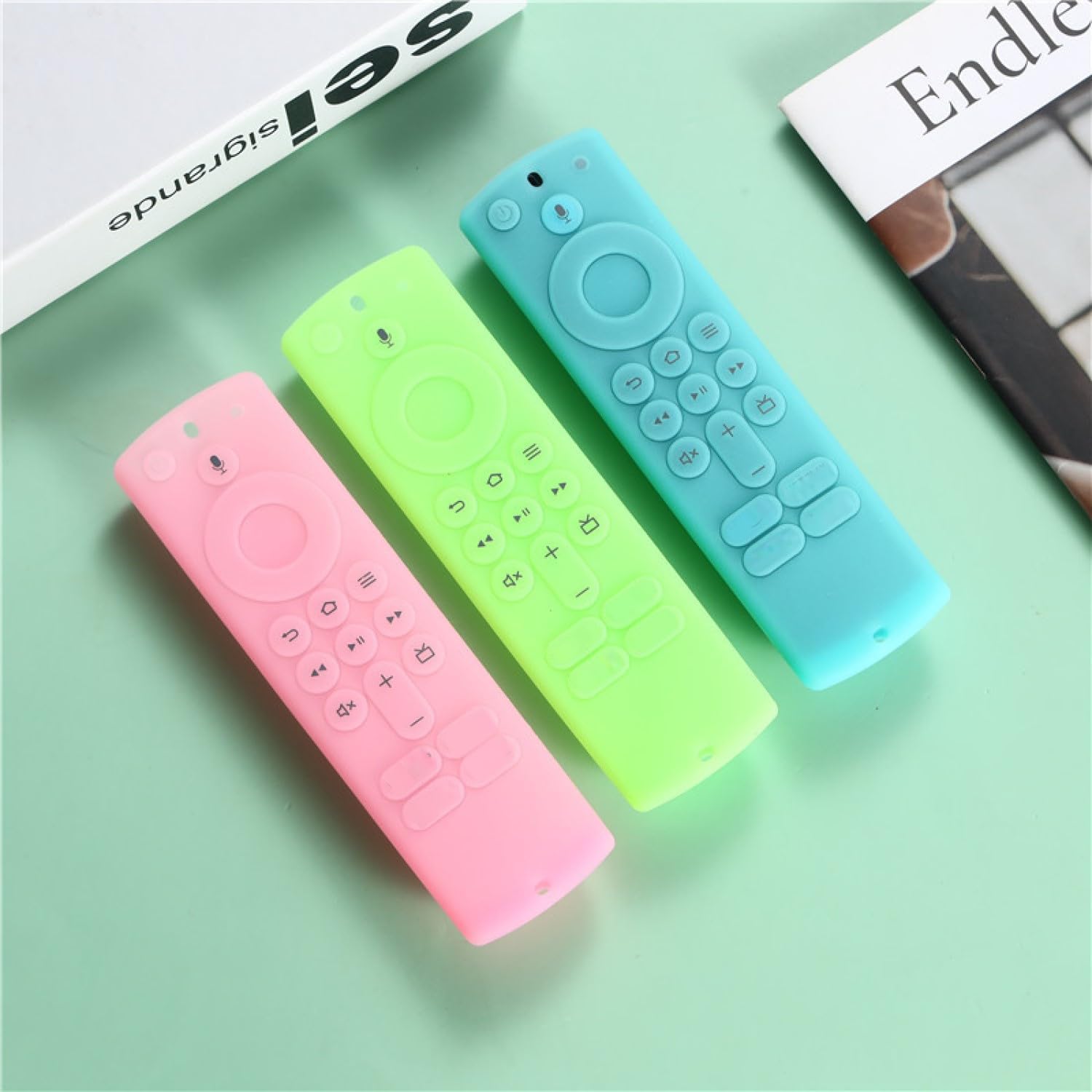 Detalle de Silicone Case for Remote 3rd/4K/HD – Glow-in-the-Dark Anti-Slip Cover with Wrist Strap (Green/Blue)