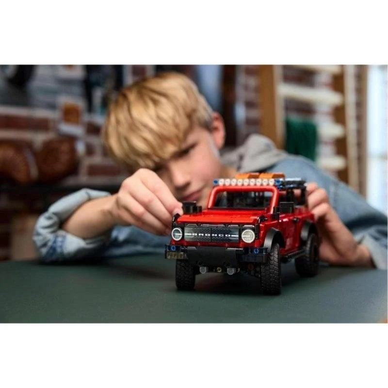 Thumbnail 2 de LEGO Technic Ford Bronco 42213: motor V6 y suspensión realista, 943 piezas