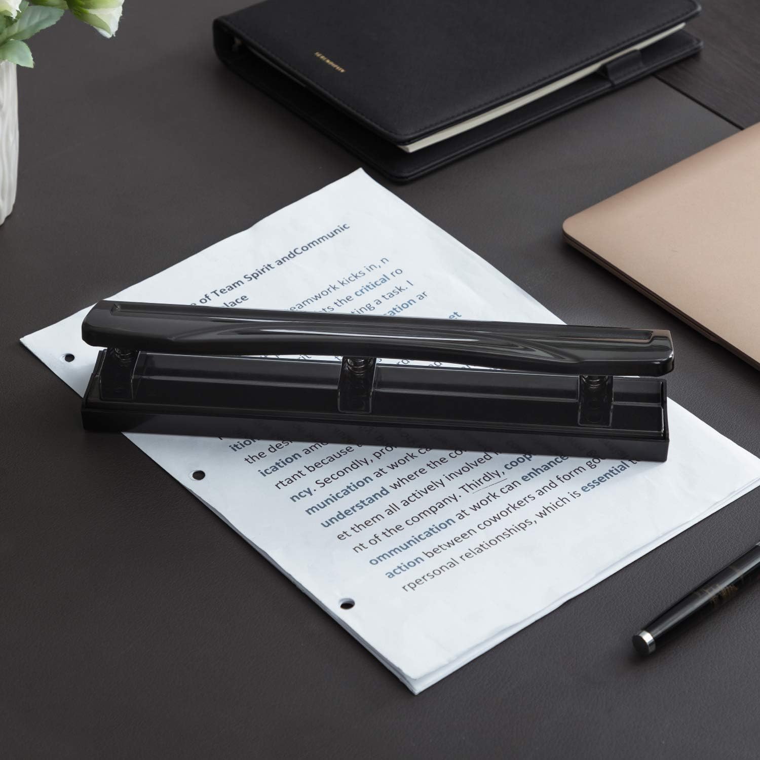 Detalle 2 de Amazon Basics 3 Hole Punch, 10 Sheet Capacity, Black with Easy-Clean Tray