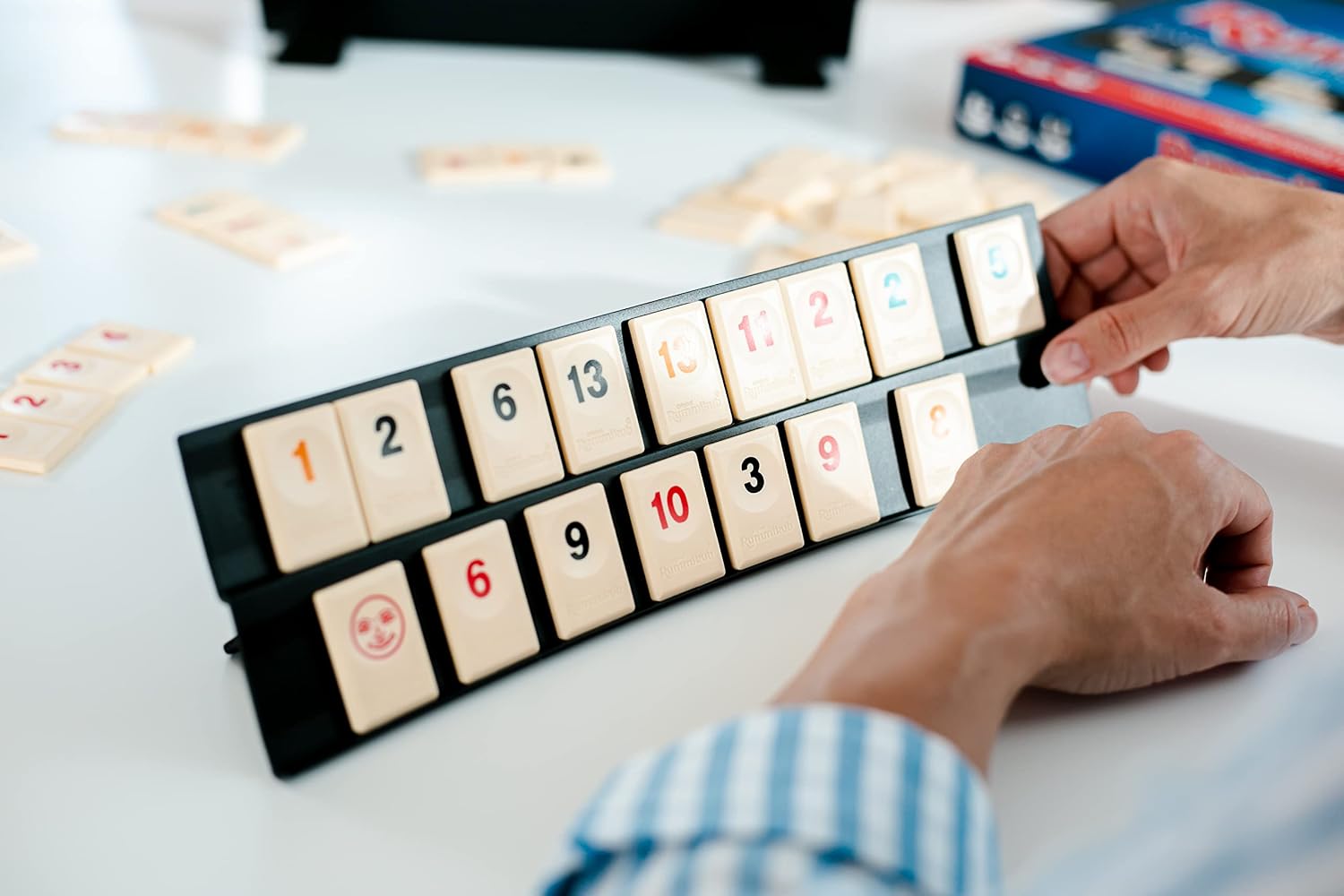 Detalle 2 de Jumbo Original Rummikub Classic – Der Familien-Gesellschaftsspiel-Klassiker (JUM17571) Multi