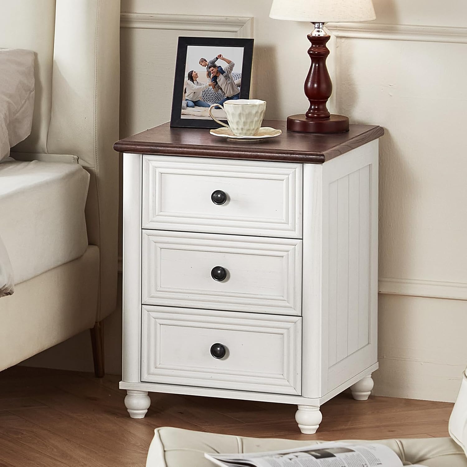 Detalle de RWYHG Nightstand with 3 Drawers