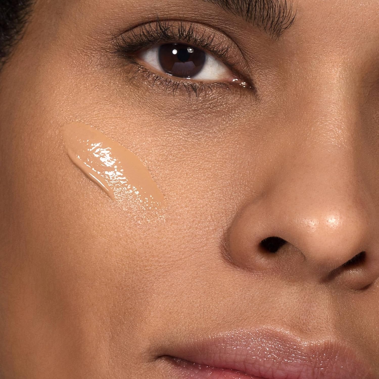 Thumbnail 3 de MÁDARA Fond de Teint Peptide Skinonym #55 Argile – Teinte semi-mate, peau nourrie et protégée